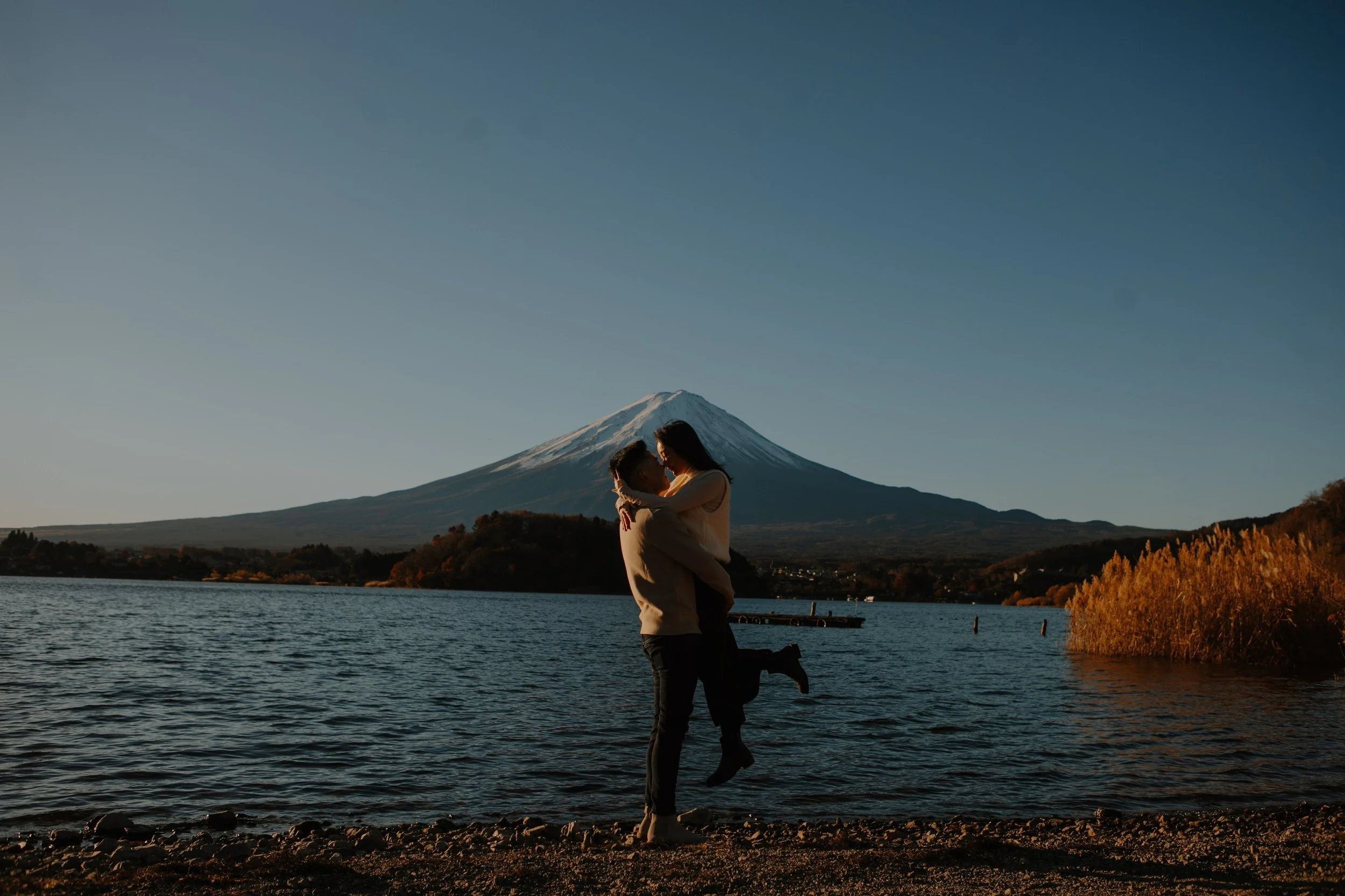 mount-fuji-winter-engagement-lift-embrace-17.jpg