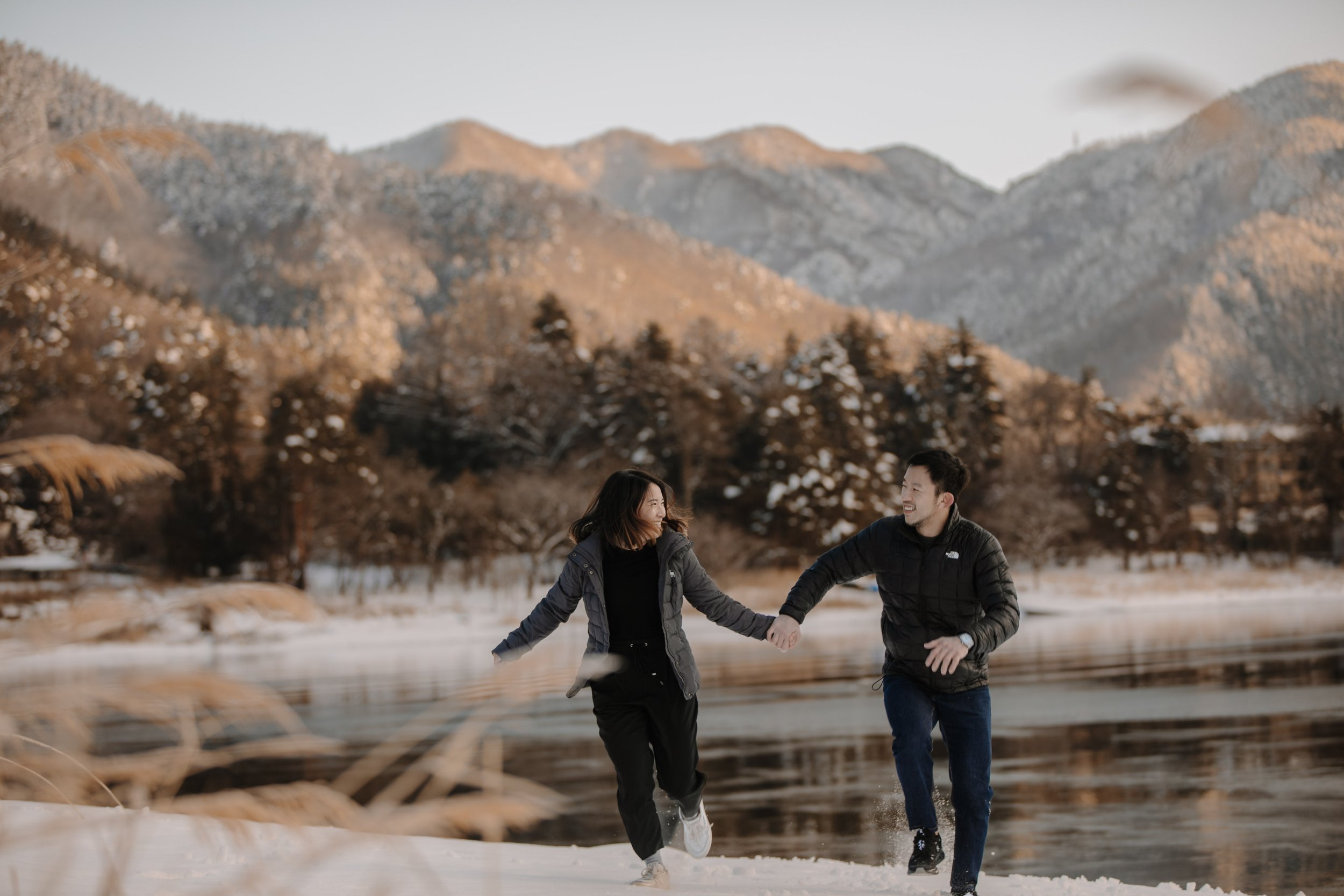 japan-winter-engagement-running-snow-02.jpg