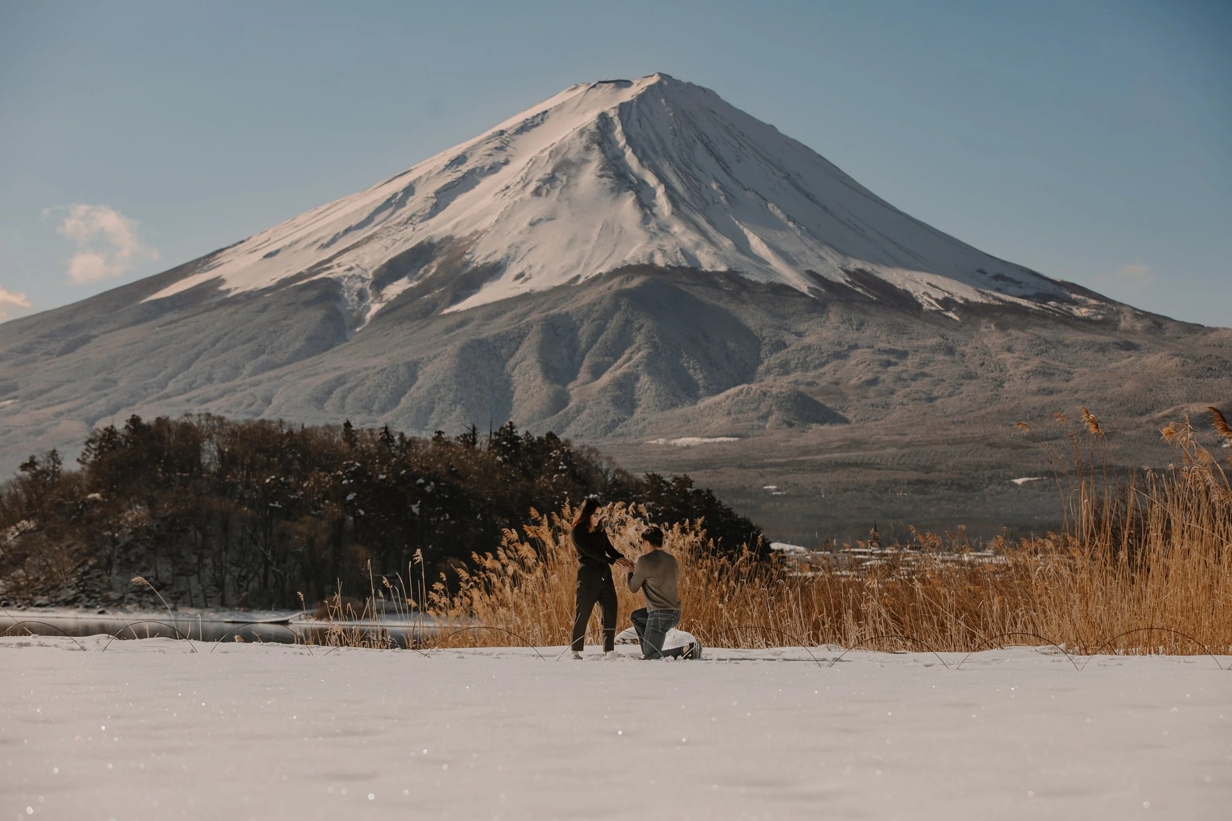 mount-fuji-winter-proposal-kneeling-reeds-07.jpg