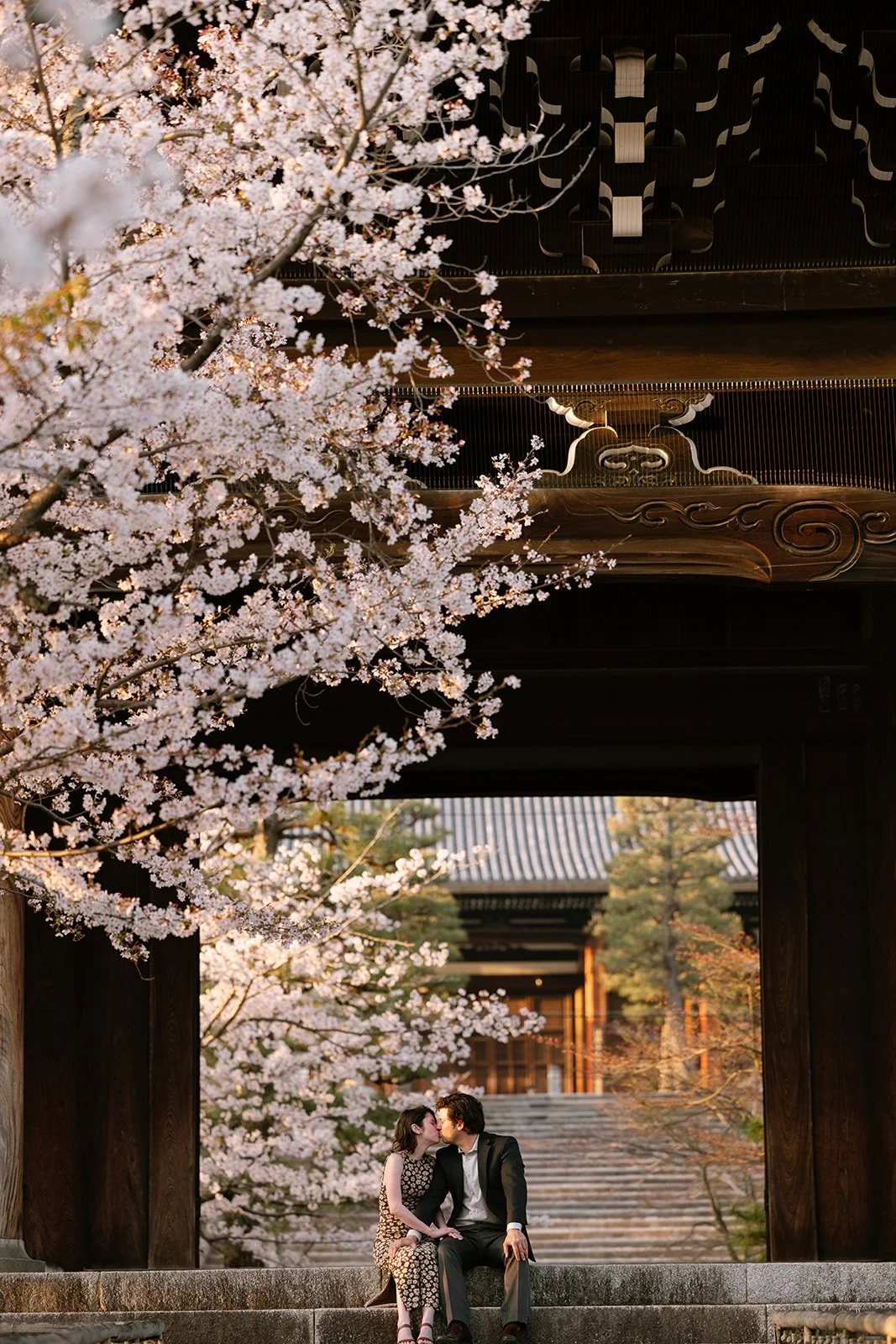 kyoto-proposal-gate-seated-kiss-09.jpg