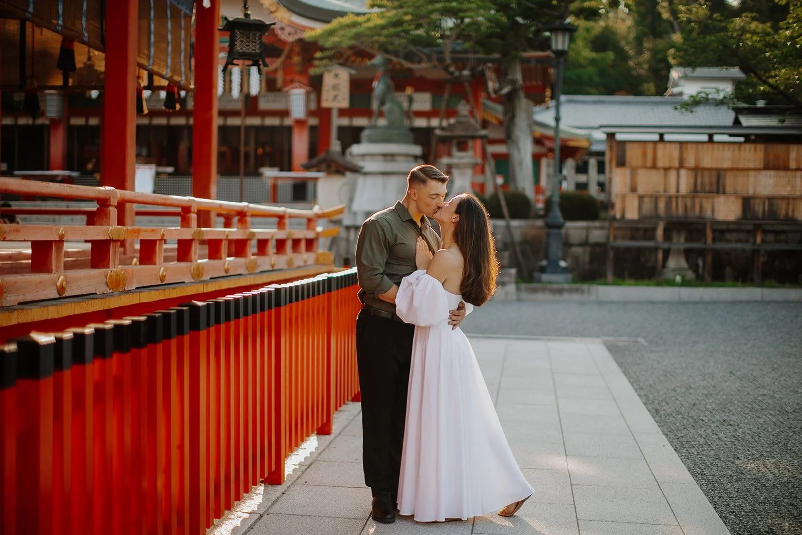 emily-kyoto-fushimiinari-shrine-kiss-goldenhour-05.jpg