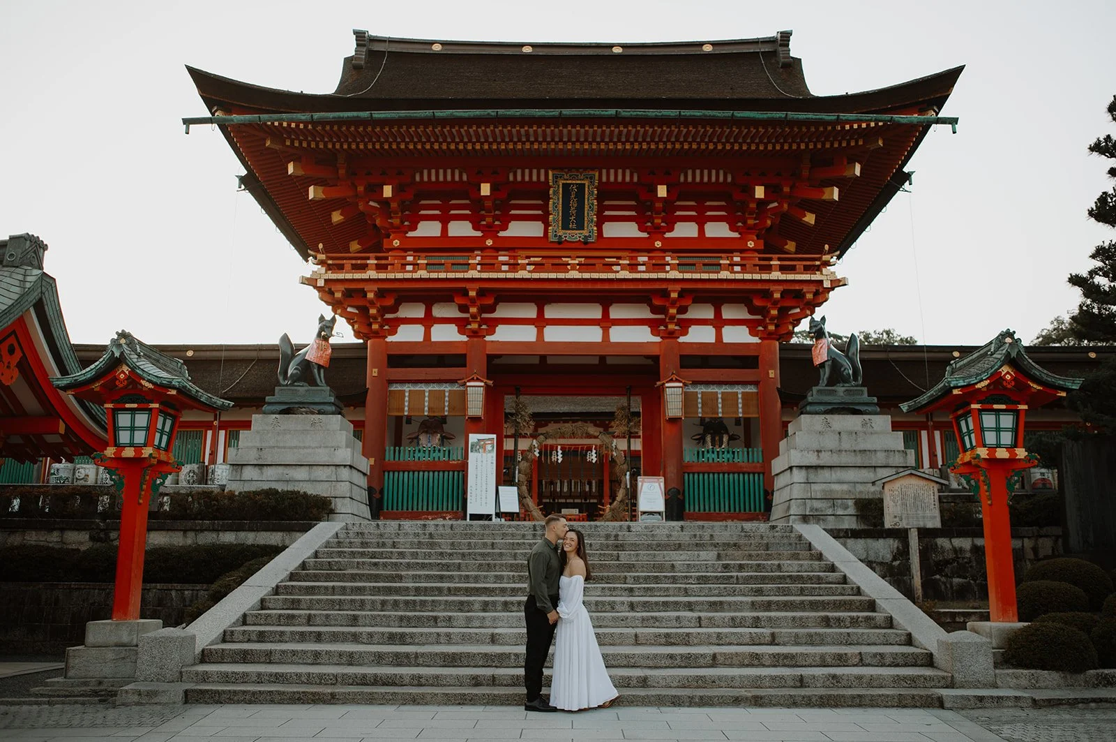 emily-kyoto-fushimiinari-shrine-steps-embrace-02.jpg