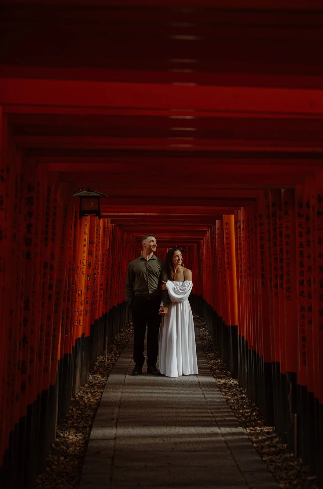 emily-kyoto-fushimiinari-torii-tunnel-walking-03.jpg