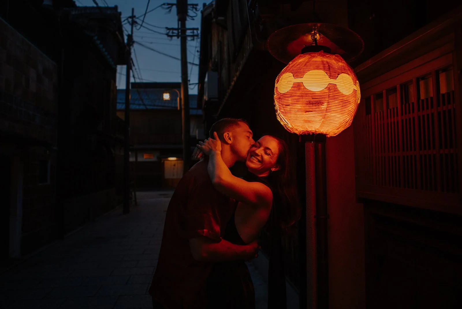 emily-kyoto-gion-alley-lantern-kiss-dusk-12.jpg