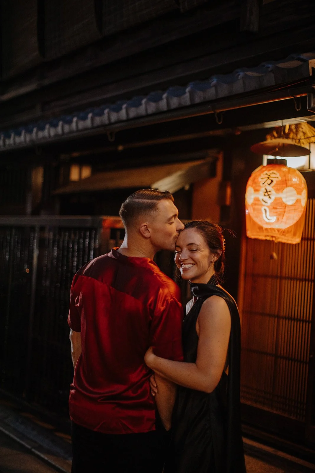 emily-kyoto-gion-lantern-forehead-kiss-09.jpg