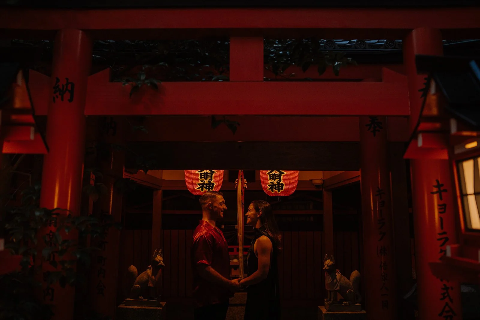 emily-kyoto-gion-shrine-torii-night-lanterns-13.jpg