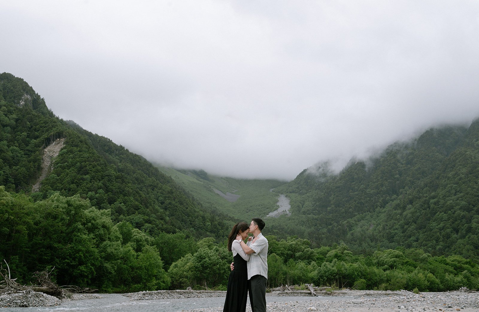brian-shireen-kamikochi-proposal-kiss-valley-view-08.jpg