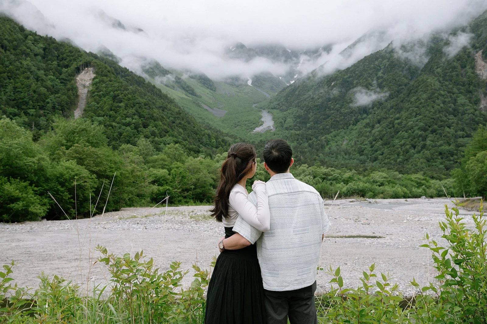 brian-shireen-kamikochi-valley-view-backview-embrace-13.jpg