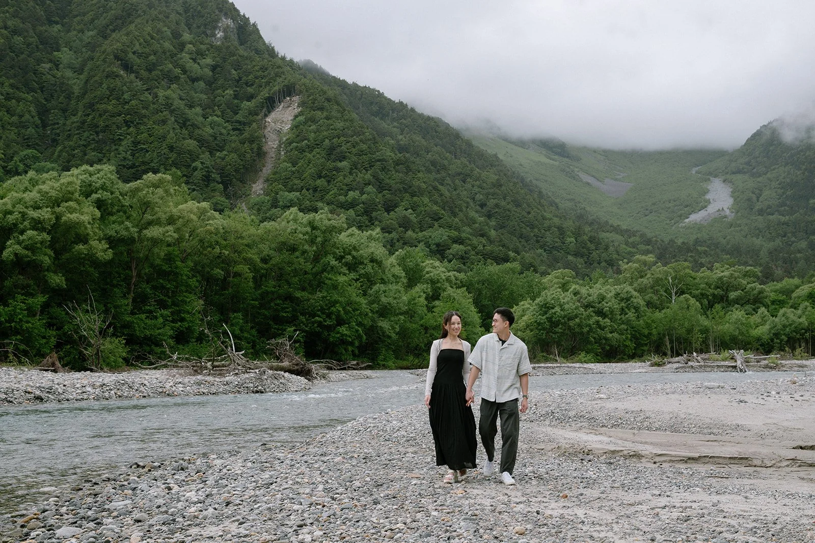 brian-shireen-kamikochi-proposal-riverbank-walking-holdinghands-09.jpg
