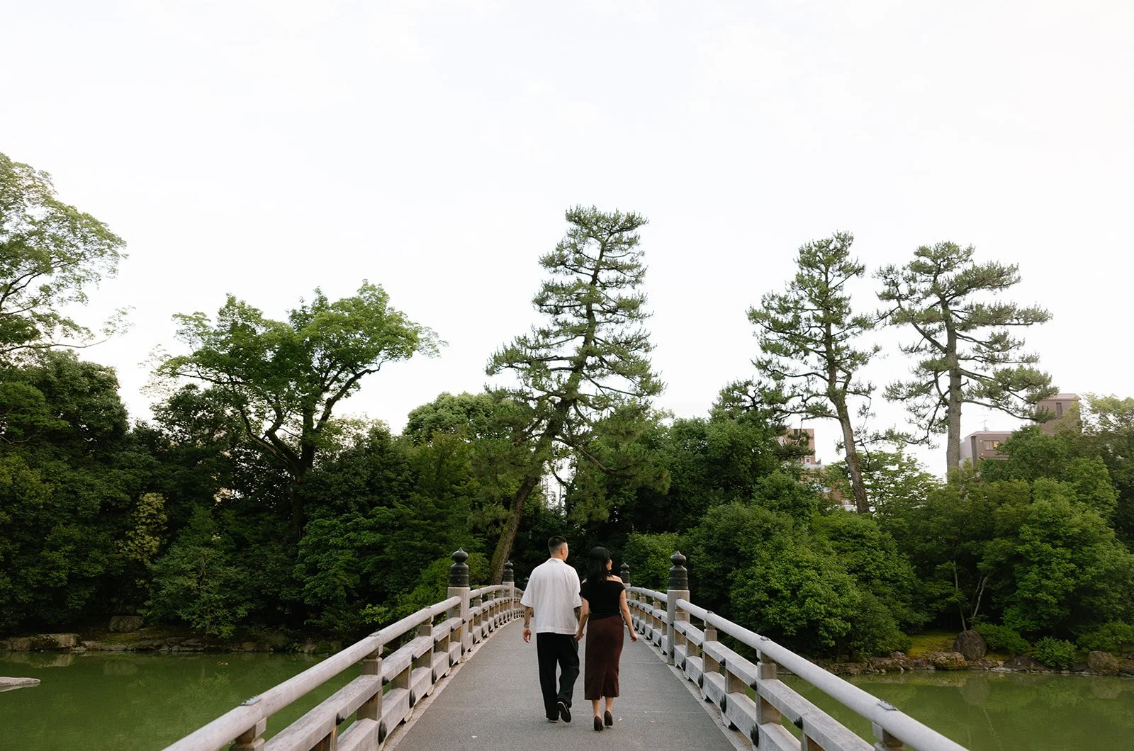 chris-harlyn-kyoto-proposal-bridge-walking-backview-12.jpg