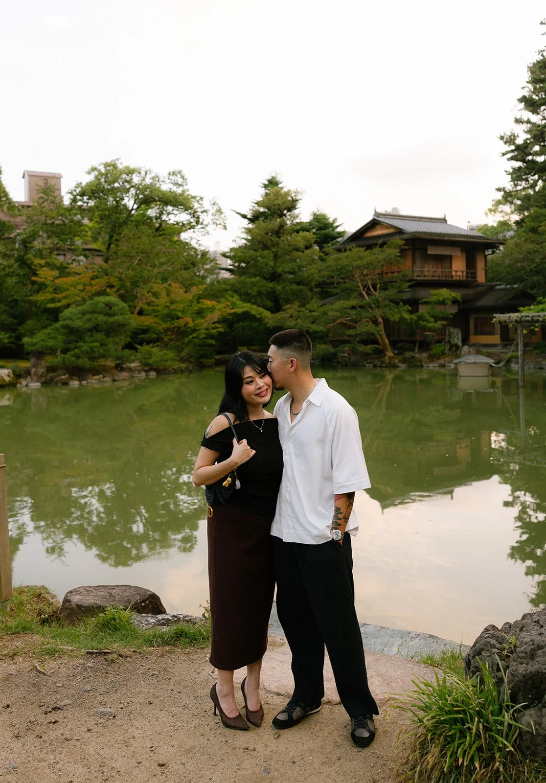 chris-harlyn-kyoto-proposal-garden-pond-embrace-cheekkiss-07.jpg