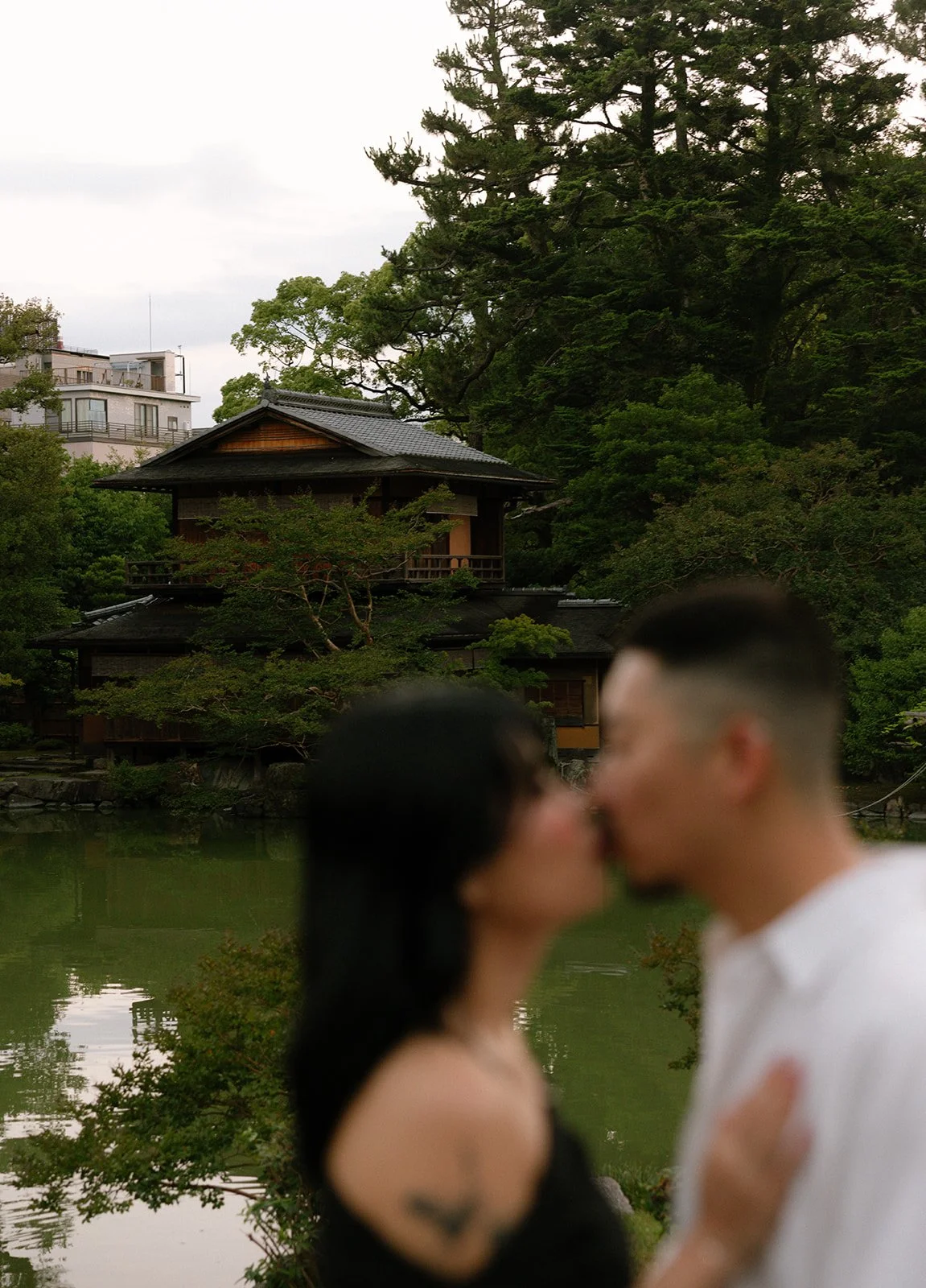 chris-harlyn-kyoto-proposal-garden-pond-kiss-blurredforeground-15.jpg