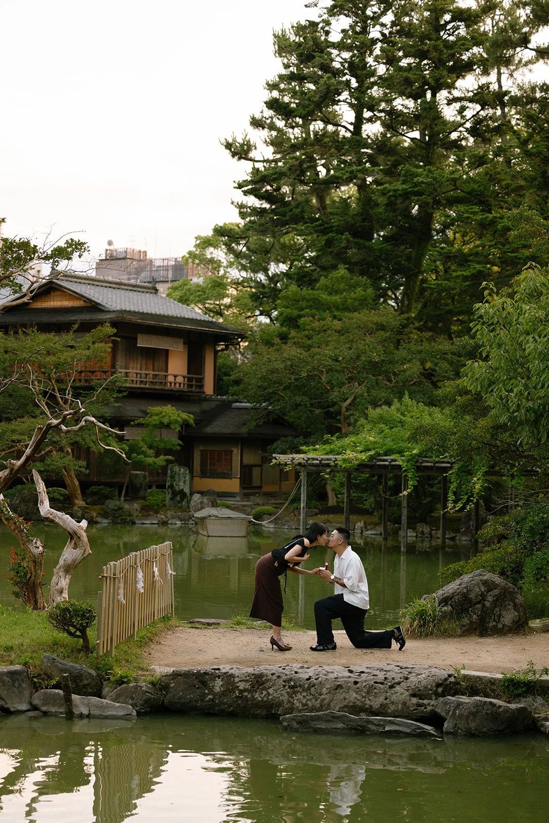 chris-harlyn-kyoto-proposal-garden-pond-kneeling-wide-02.jpg