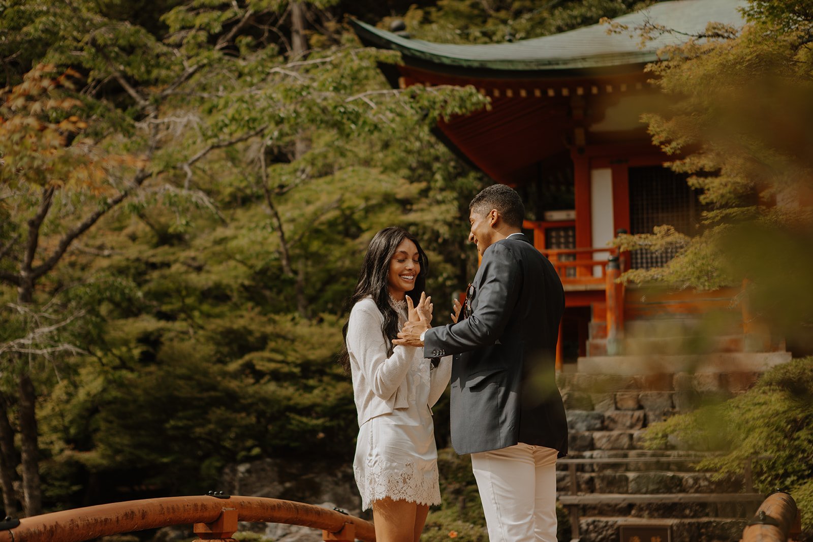 janelle-graham-kyoto-daigoji-reaction-handstogether-bridge-02.jpg