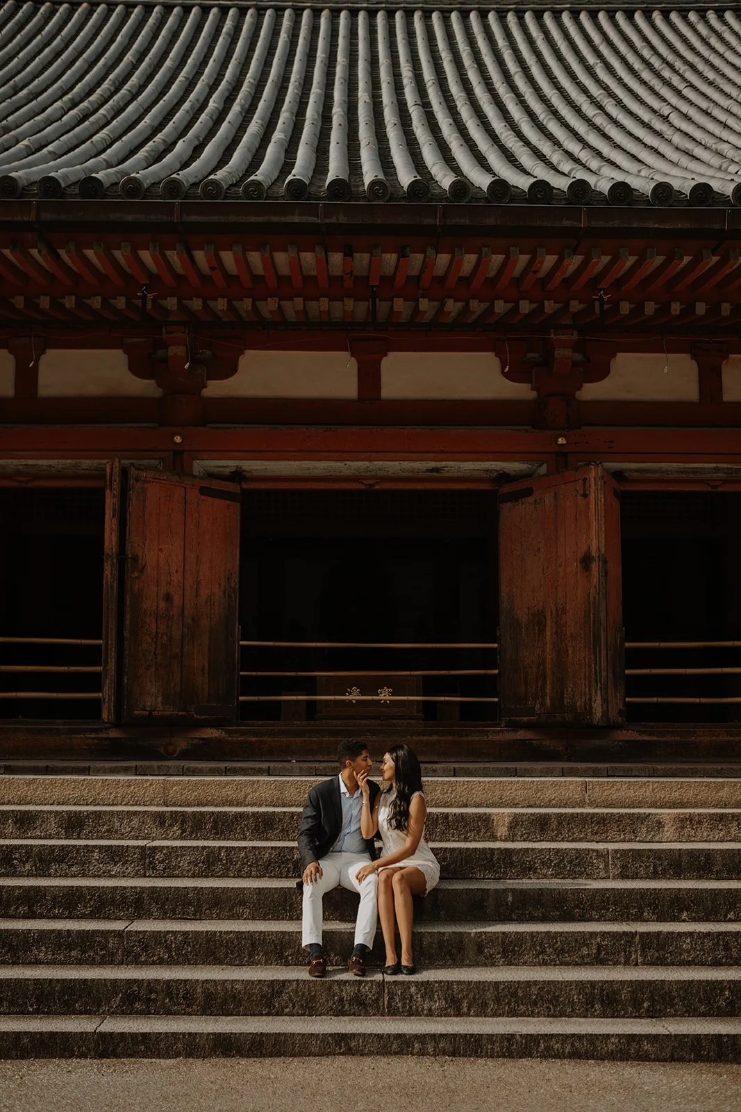 janelle-graham-kyoto-daigoji-sitting-steps-kiss-templehall-09.jpg
