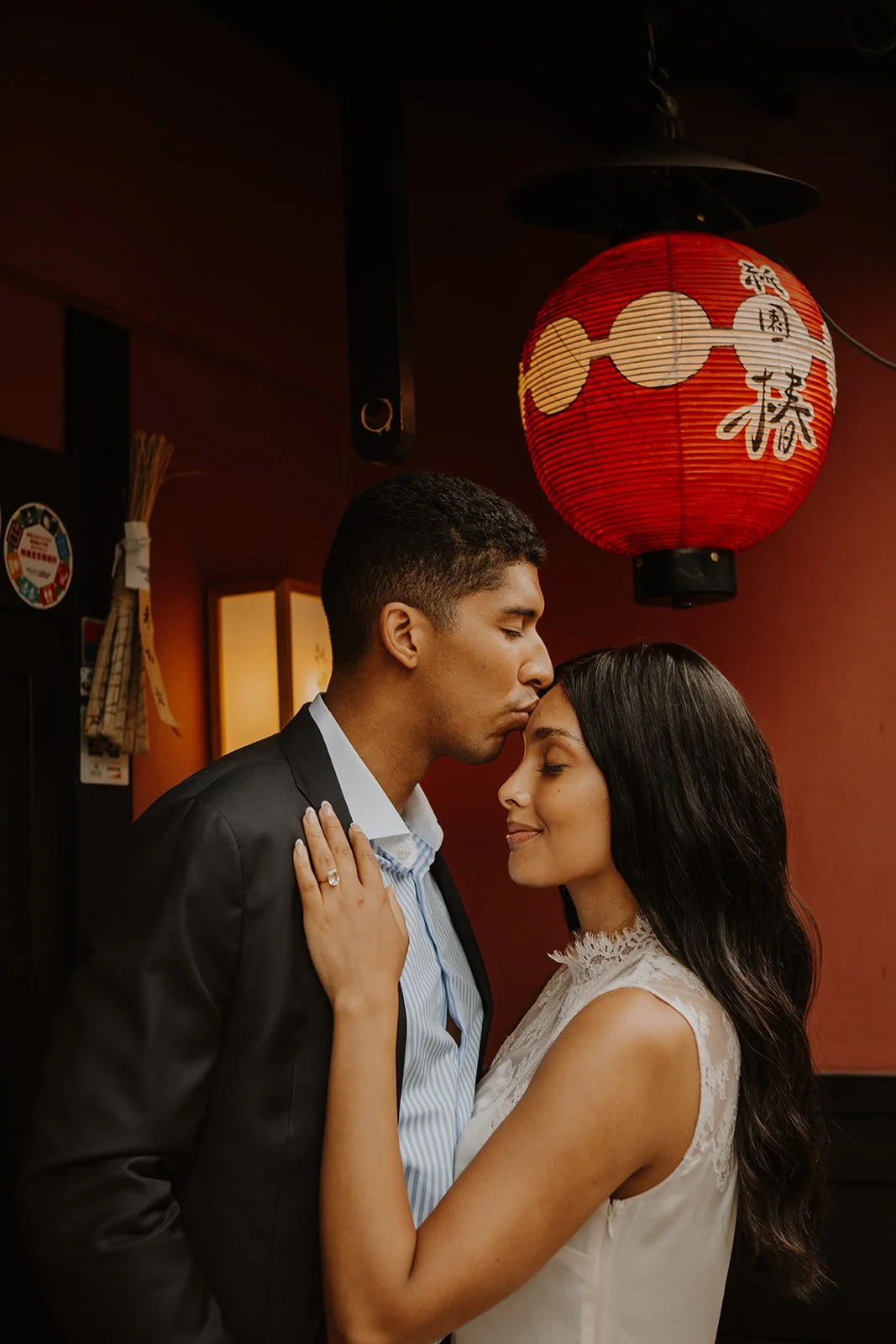 janelle-graham-kyoto-gion-lantern-forehead-kiss-closeup-14.jpg