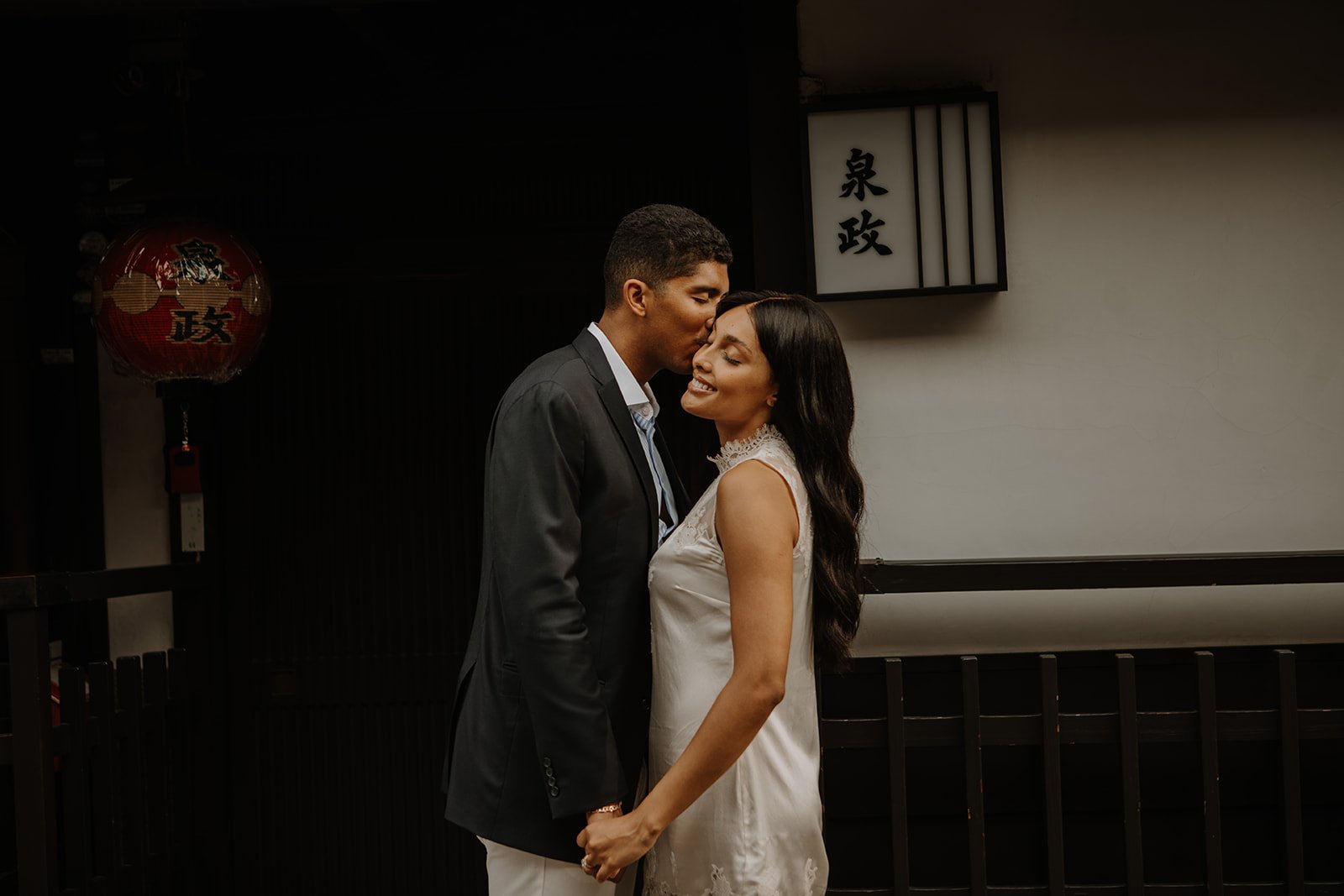 janelle-graham-kyoto-gion-forehead-kiss-storefront-lantern-15.jpg