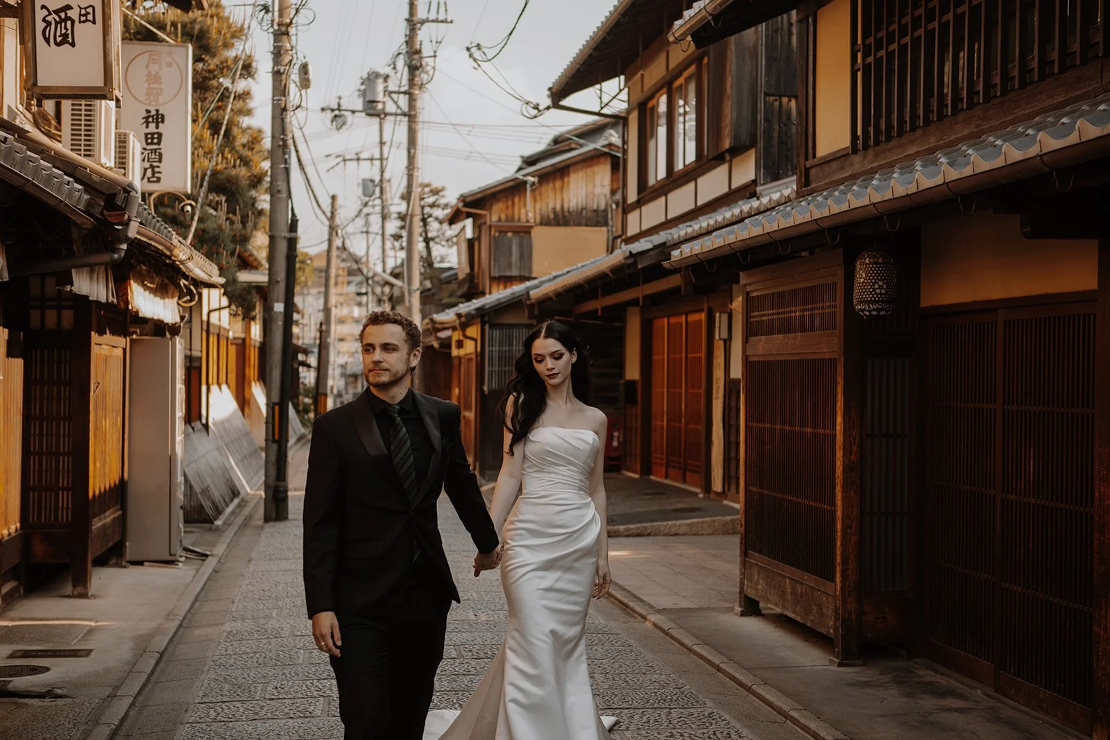 kyoto-prewedding-photoshoot-machiya-street-walk-07.jpg