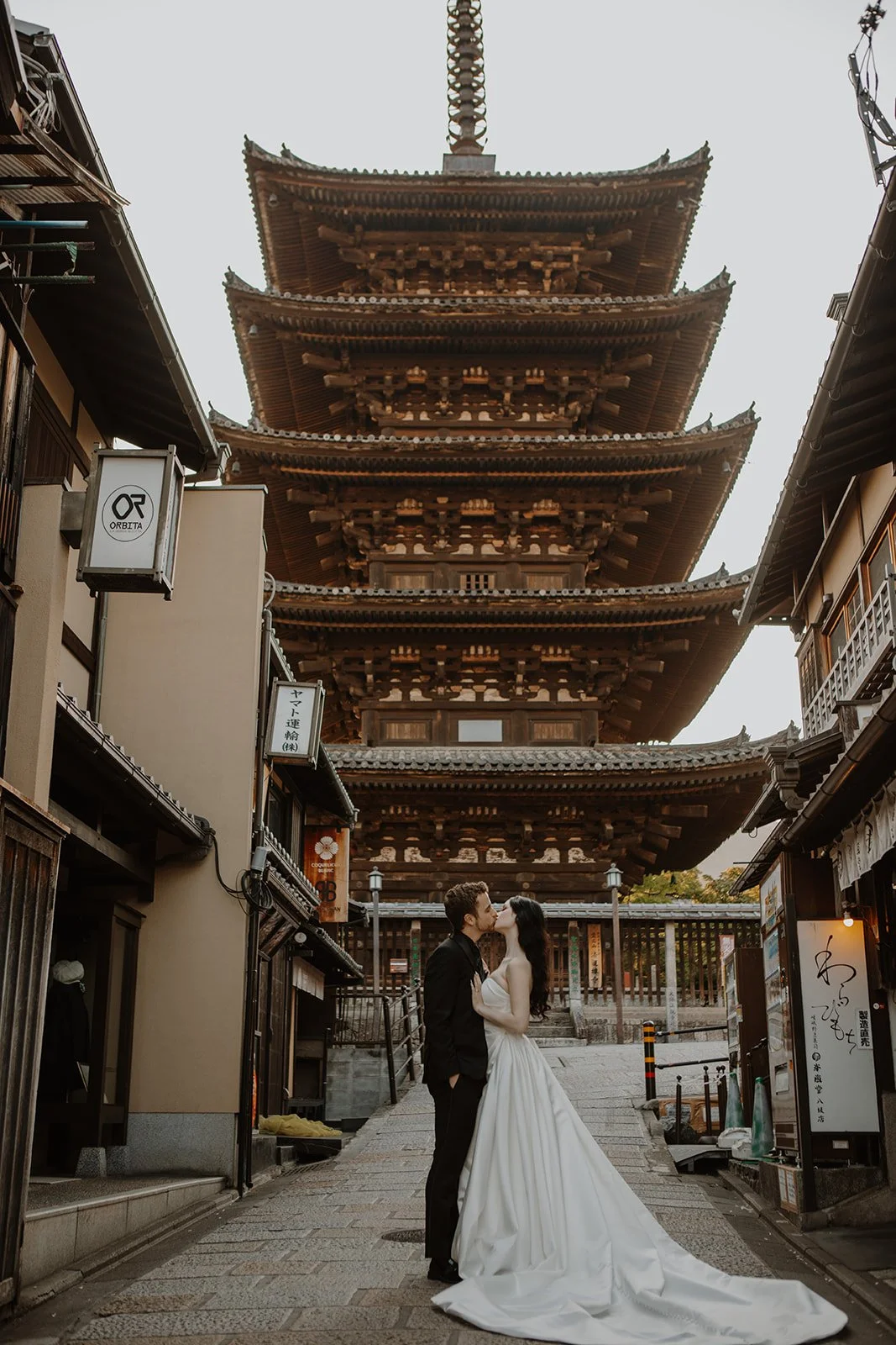 kyoto-prewedding-photoshoot-pagoda-kiss-04.jpg