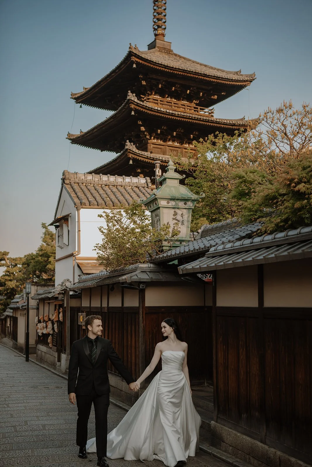 kyoto-prewedding-photoshoot-pagoda-street-walk-02.jpg