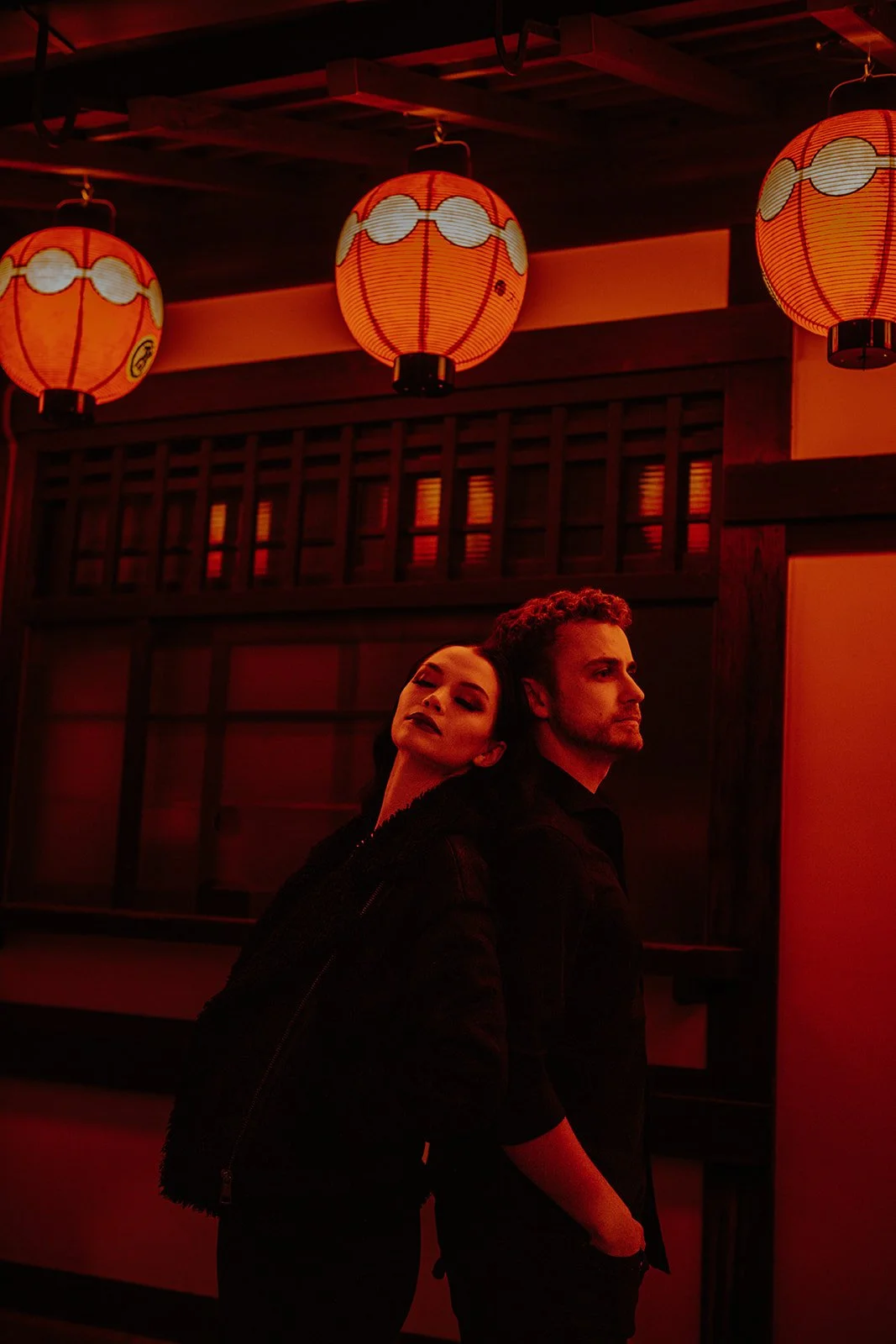 kyoto-prewedding-photoshoot-lantern-back-to-back-14.jpg