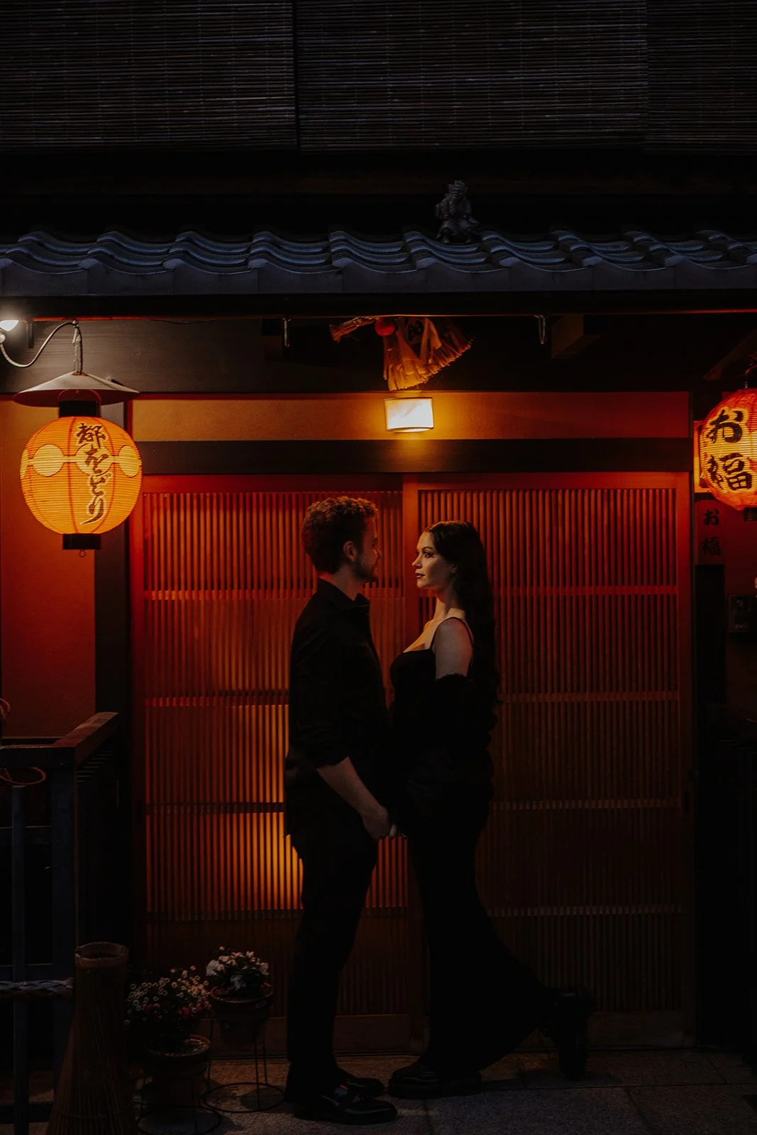 kyoto-prewedding-photoshoot-lantern-night-portrait-13.jpg