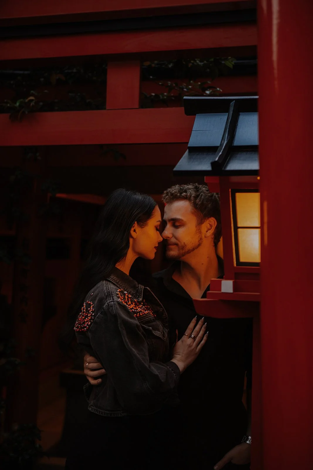 kyoto-prewedding-photoshoot-red-torii-night-embrace-11.jpg