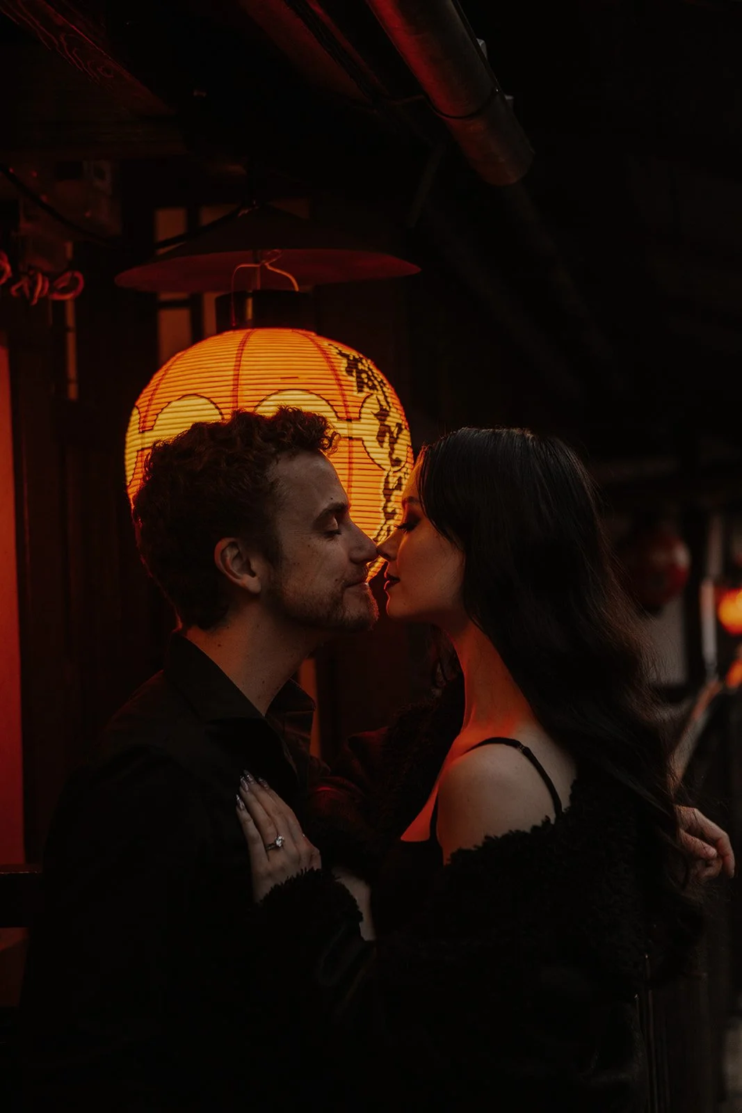 kyoto-prewedding-photoshoot-lantern-nose-kiss-12.jpg
