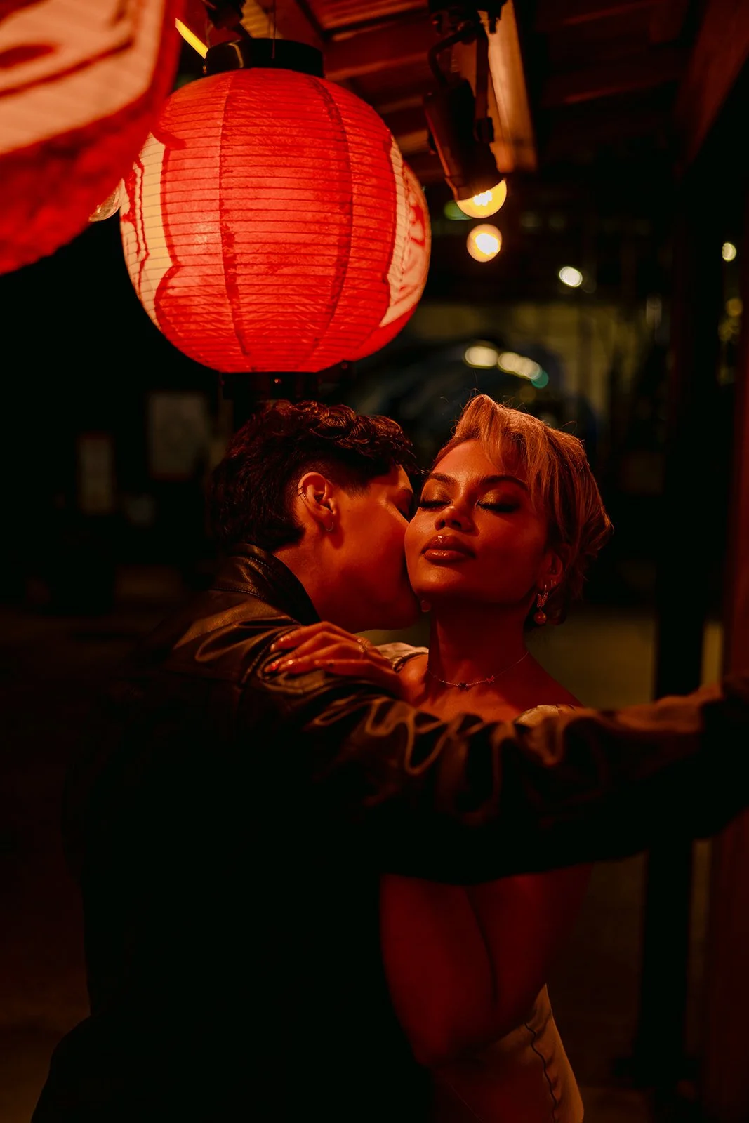 kyannie-indira-tokyo-engagement-cheek-kiss-lantern-01.jpg
