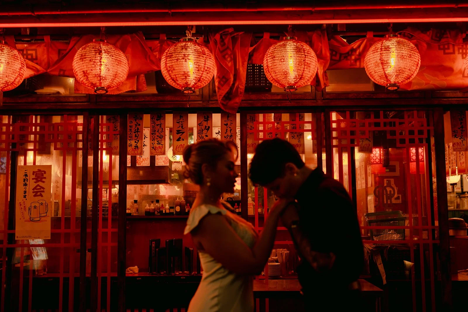 kyannie-indira-tokyo-engagement-silhouette-izakaya-02.jpg