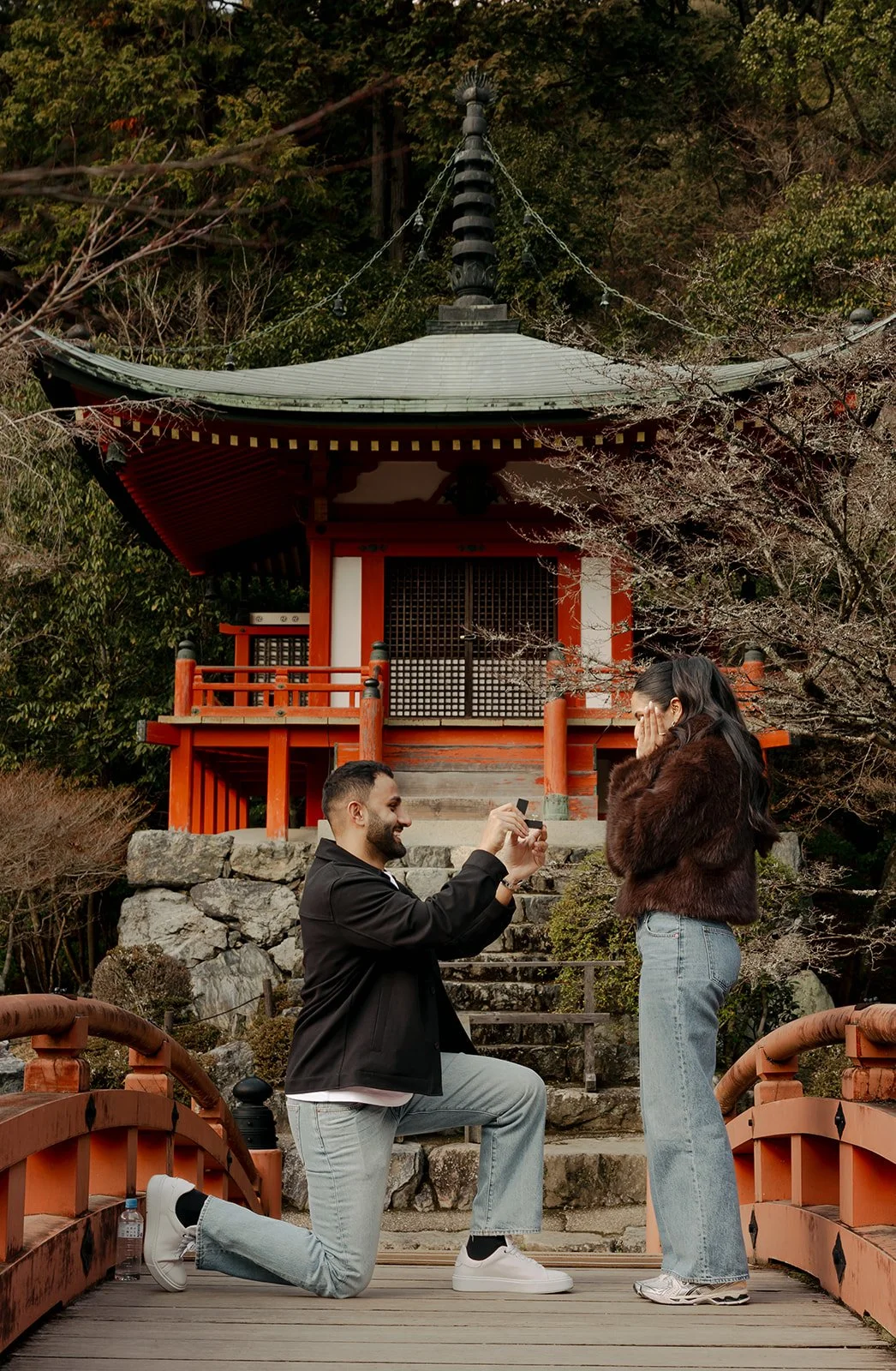 tyson-harroop-daigoji-kyoto-proposal-bridge-kneeling-01.jpg