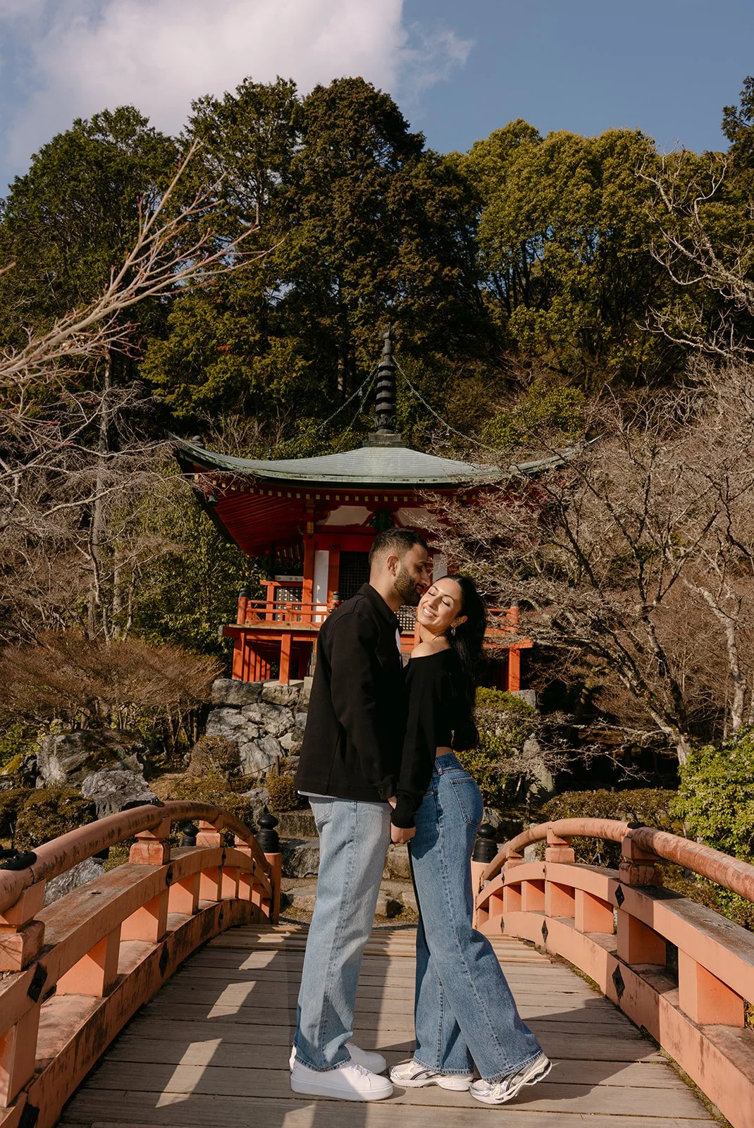 tyson-harroop-daigoji-kyoto-proposal-embrace-bridge-09.jpg