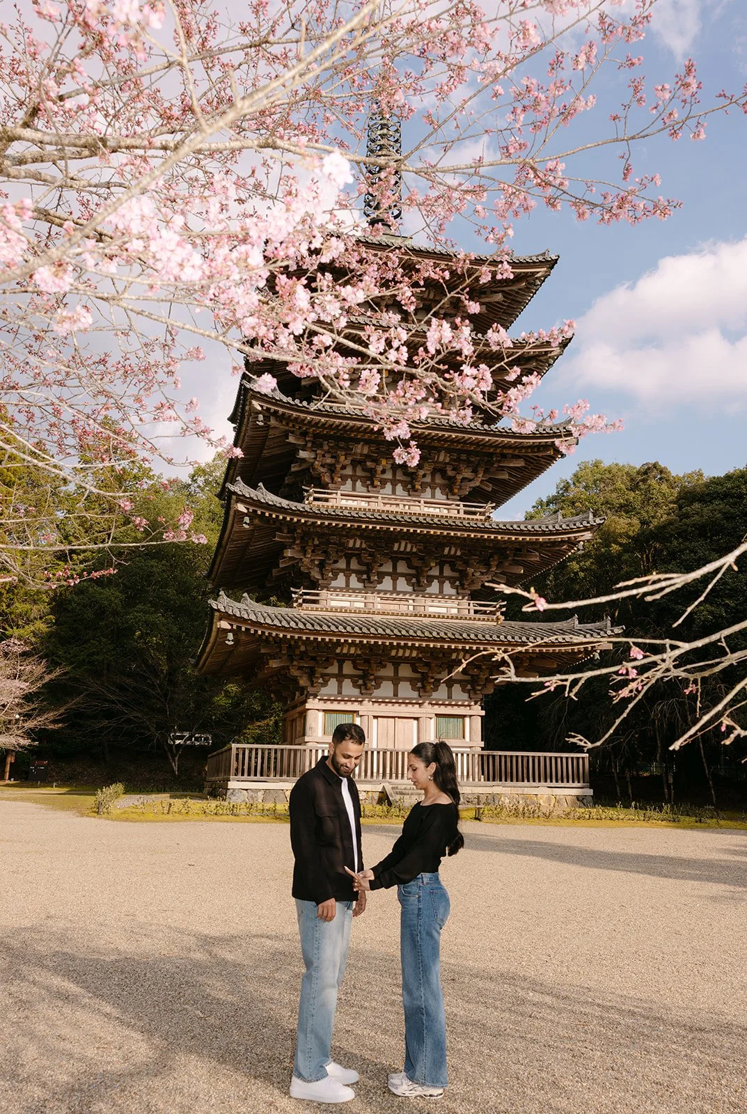 tyson-harroop-daigoji-kyoto-proposal-pagoda-blossoms-13.jpg