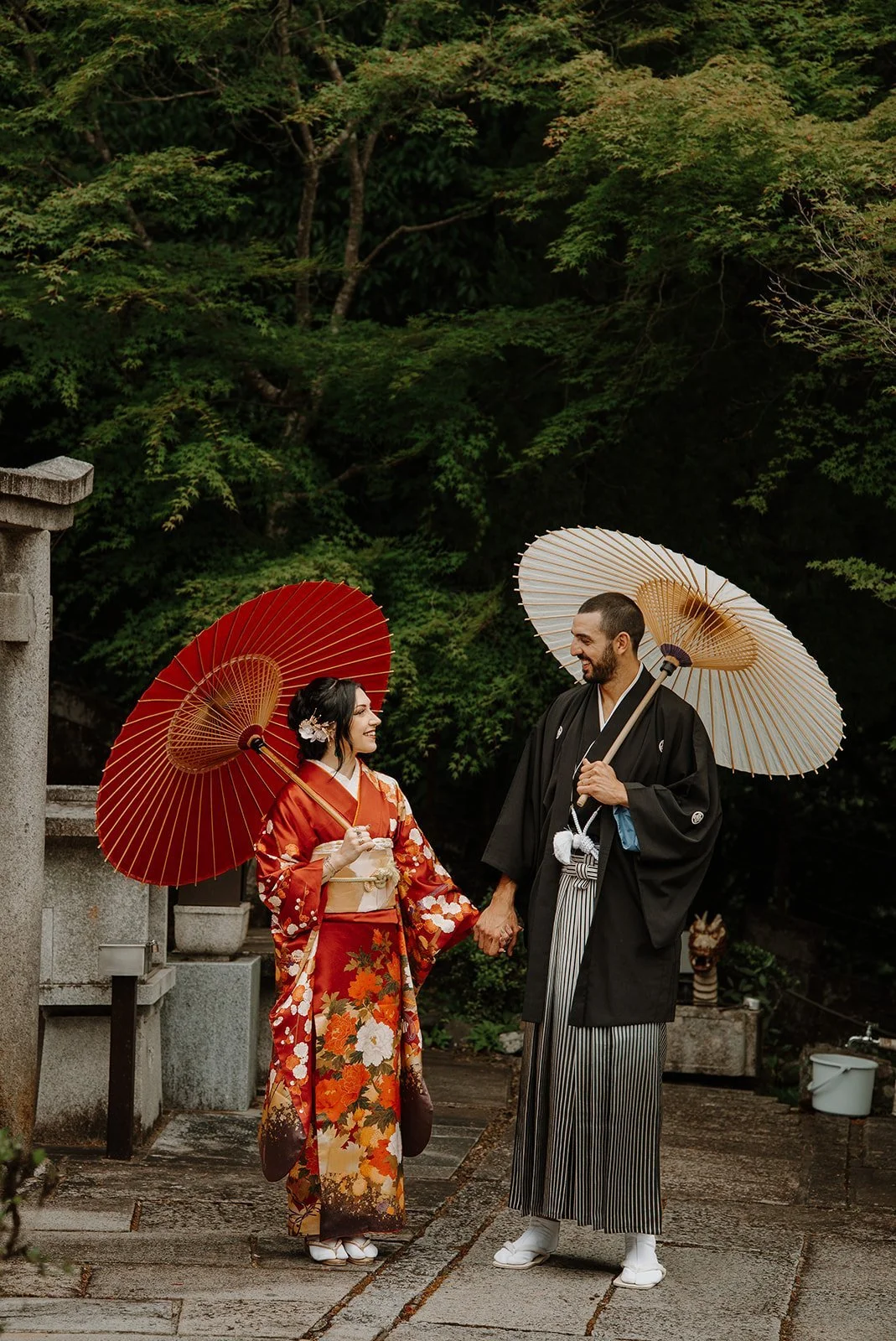kyoto-forest-kimono-couple-parasols-01.jpg