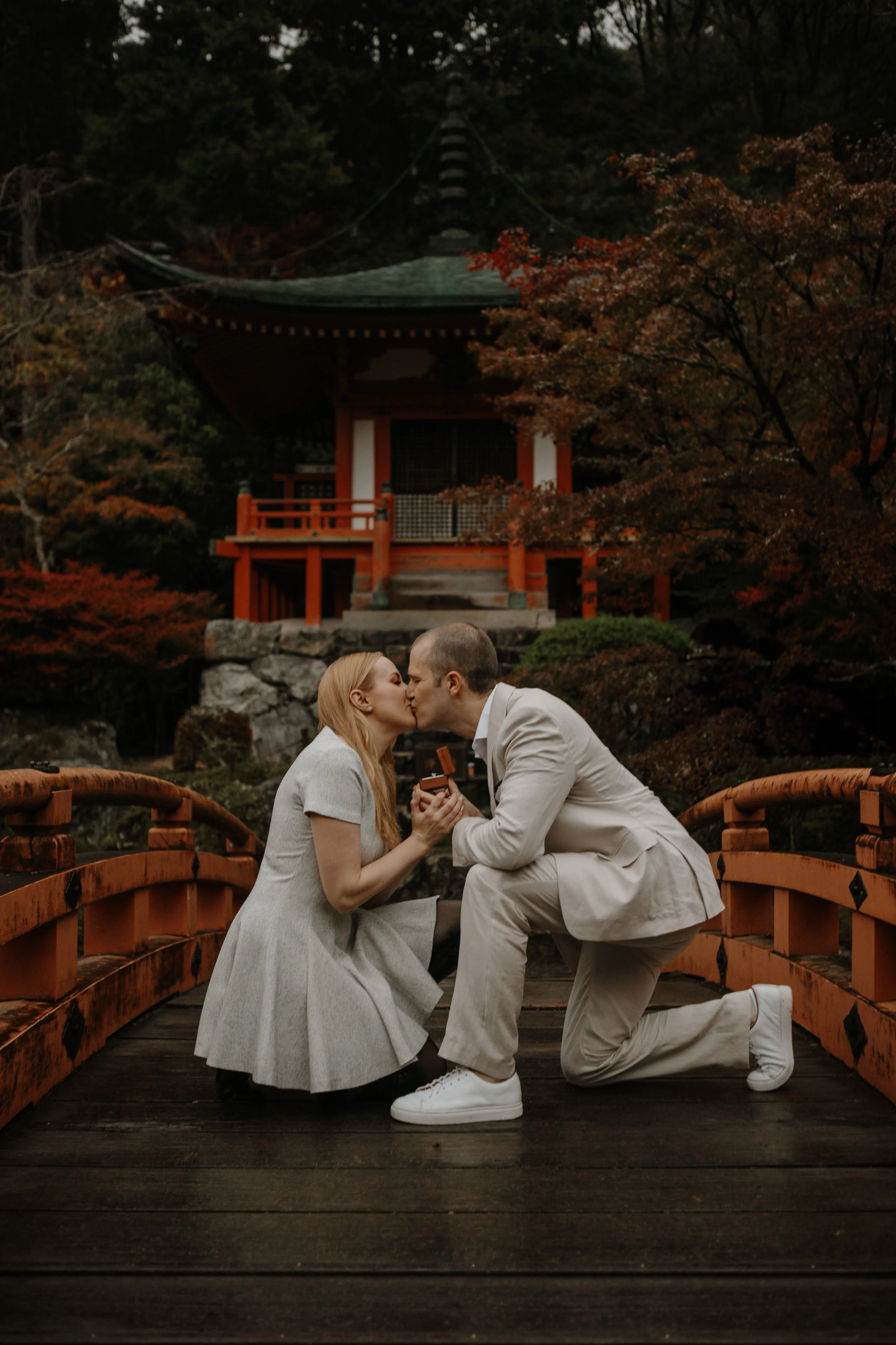 kyoto-garden-bridge-proposal-couple-01.jpg