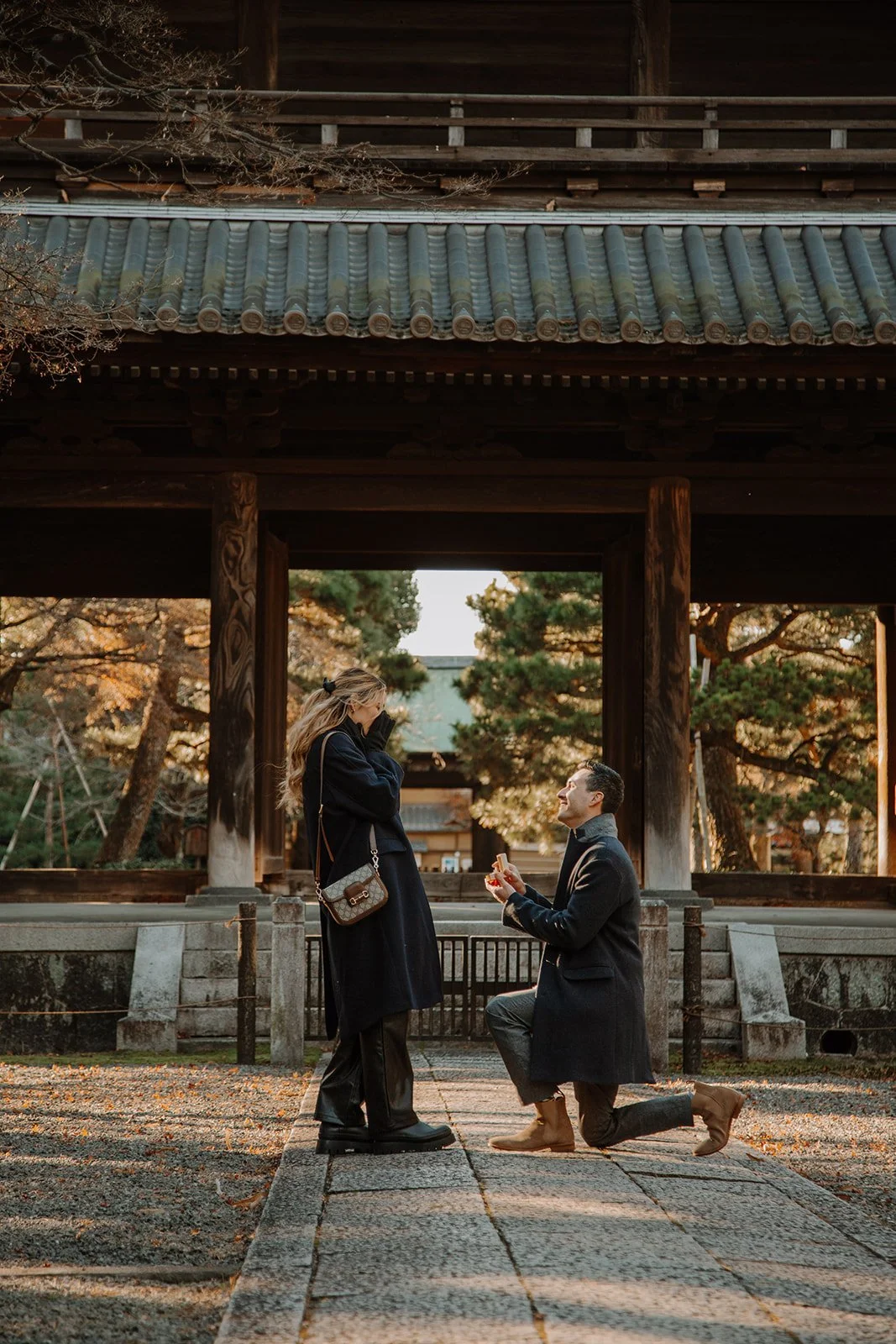 kyoto-temple-gate-proposal-couple-01.jpg
