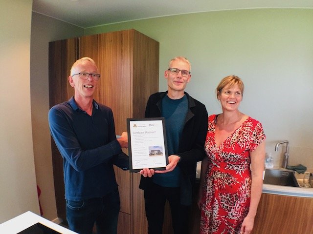 Certificaat Plushuis Doorenburg uitreiking aan bewoners AltijdLente energiepositief Plus-op-de-Meter 18 oktober 2019-4.jpg
