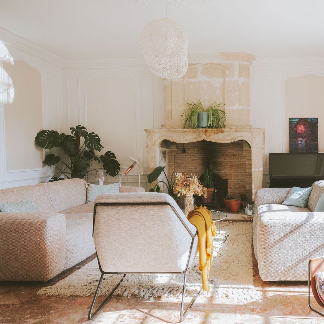 Le salon lumineux et reposant de Haute Roche, o&ugrave; un petit air de piano interpr&eacute;t&eacute; par celui qui sait jouer ^^ sera toujours le bienvenu. @haute_roche vous ouvre ses portes d&egrave;s le mois d&rsquo;Avril, plus de renseignements 