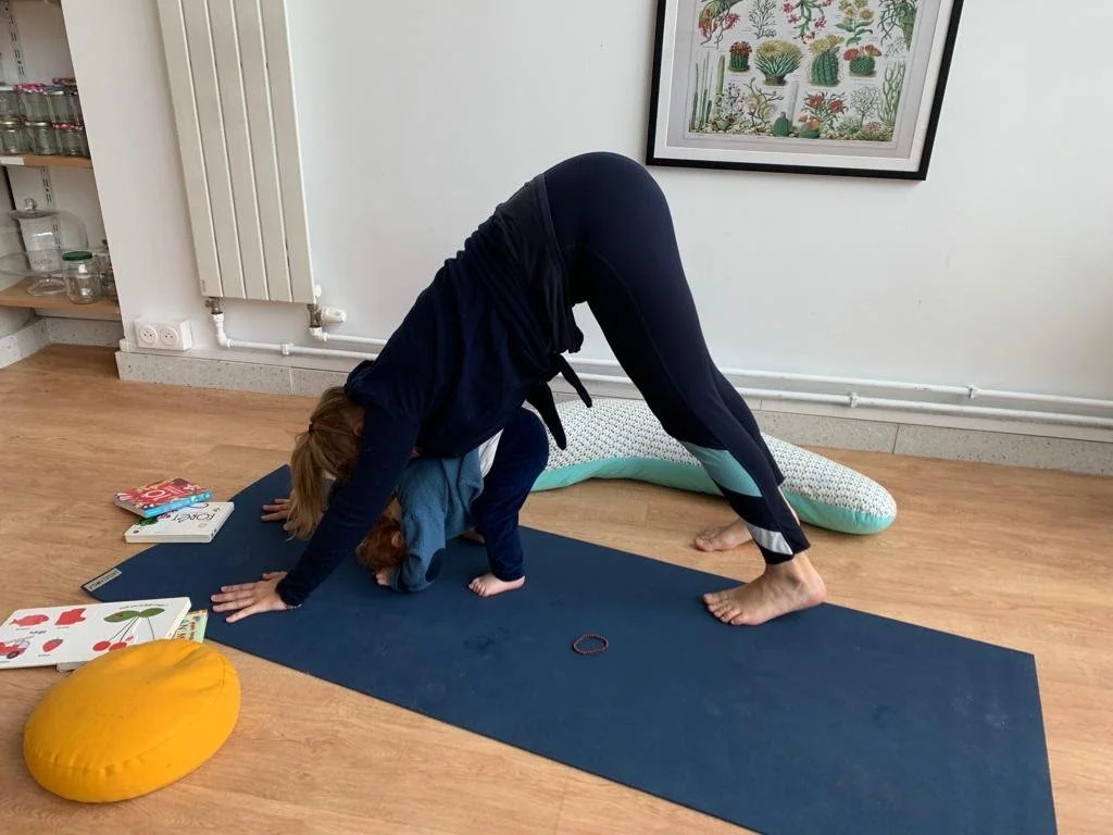 photo du yoga parent-enfant