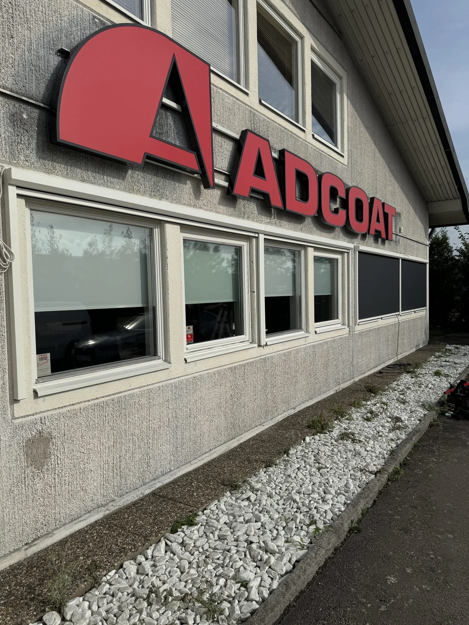 Utvändiga zipmarkiser framför kontorsfönster, Adcoat i Kungälv