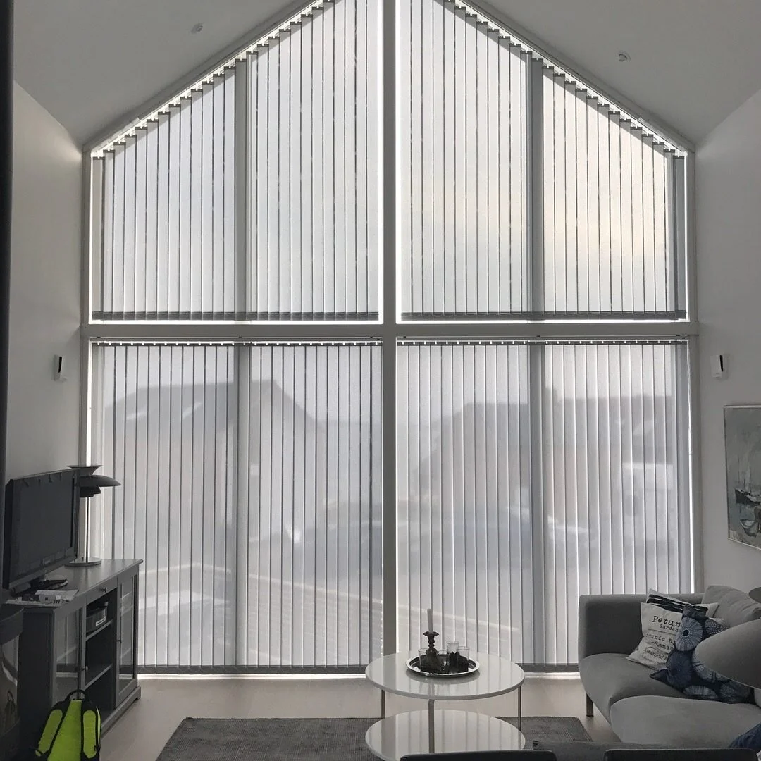 Lamellgardiner i höga gavelfönster i ett hus på ön Trälen, Kungälv