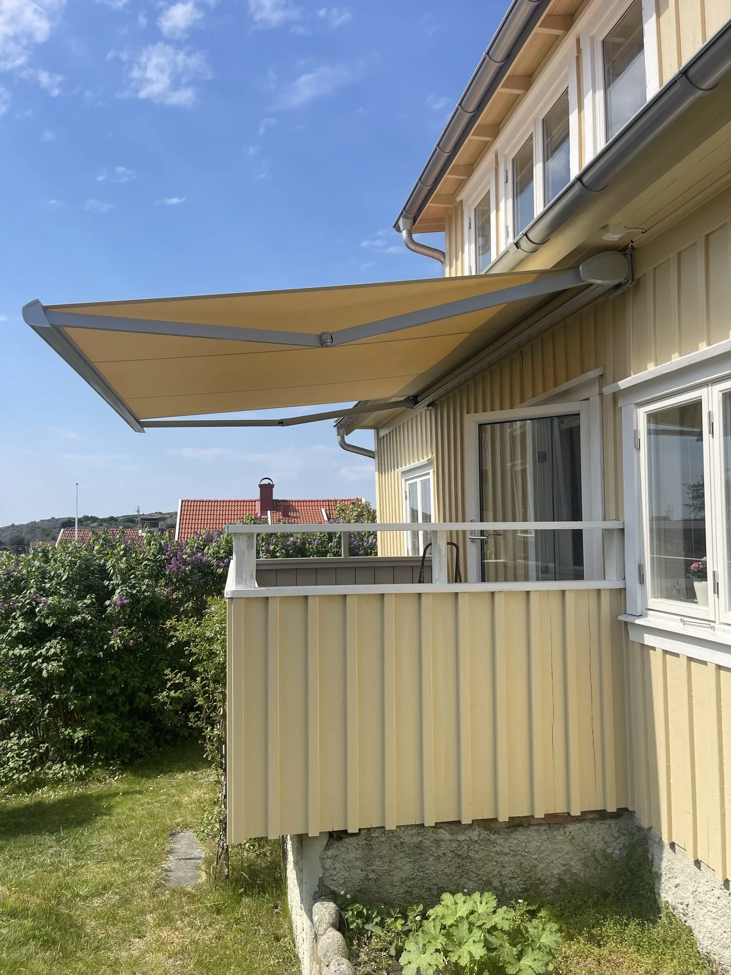 Terrassmarkis med helkassett över balkong i Mollösund, Orust