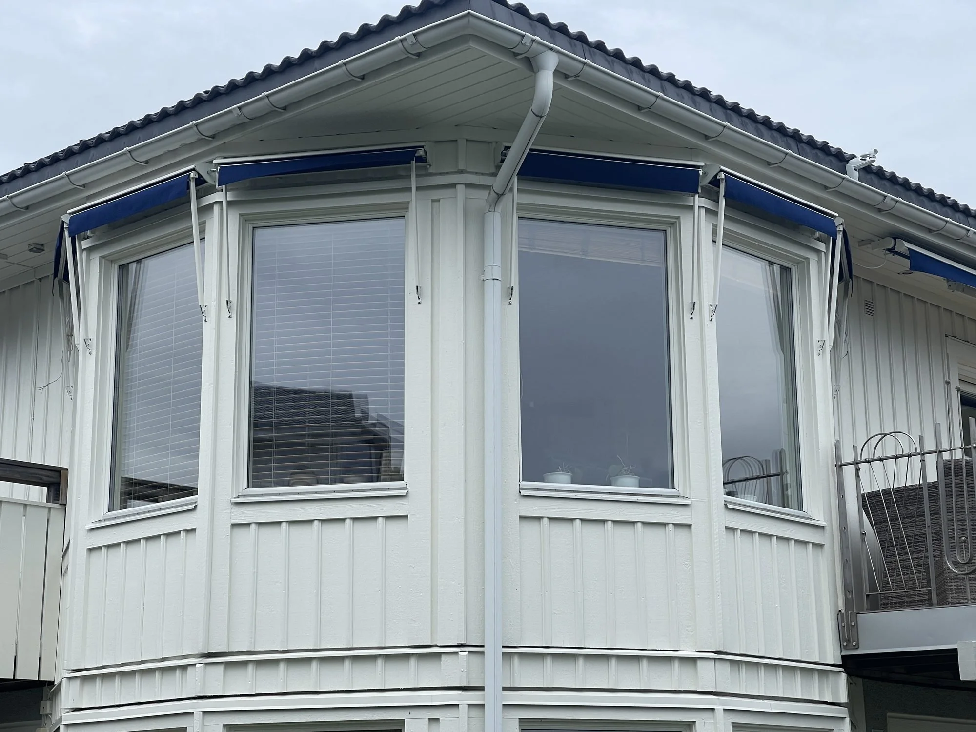 Fönstermarkiser på burspråket i en villa i Torslanda