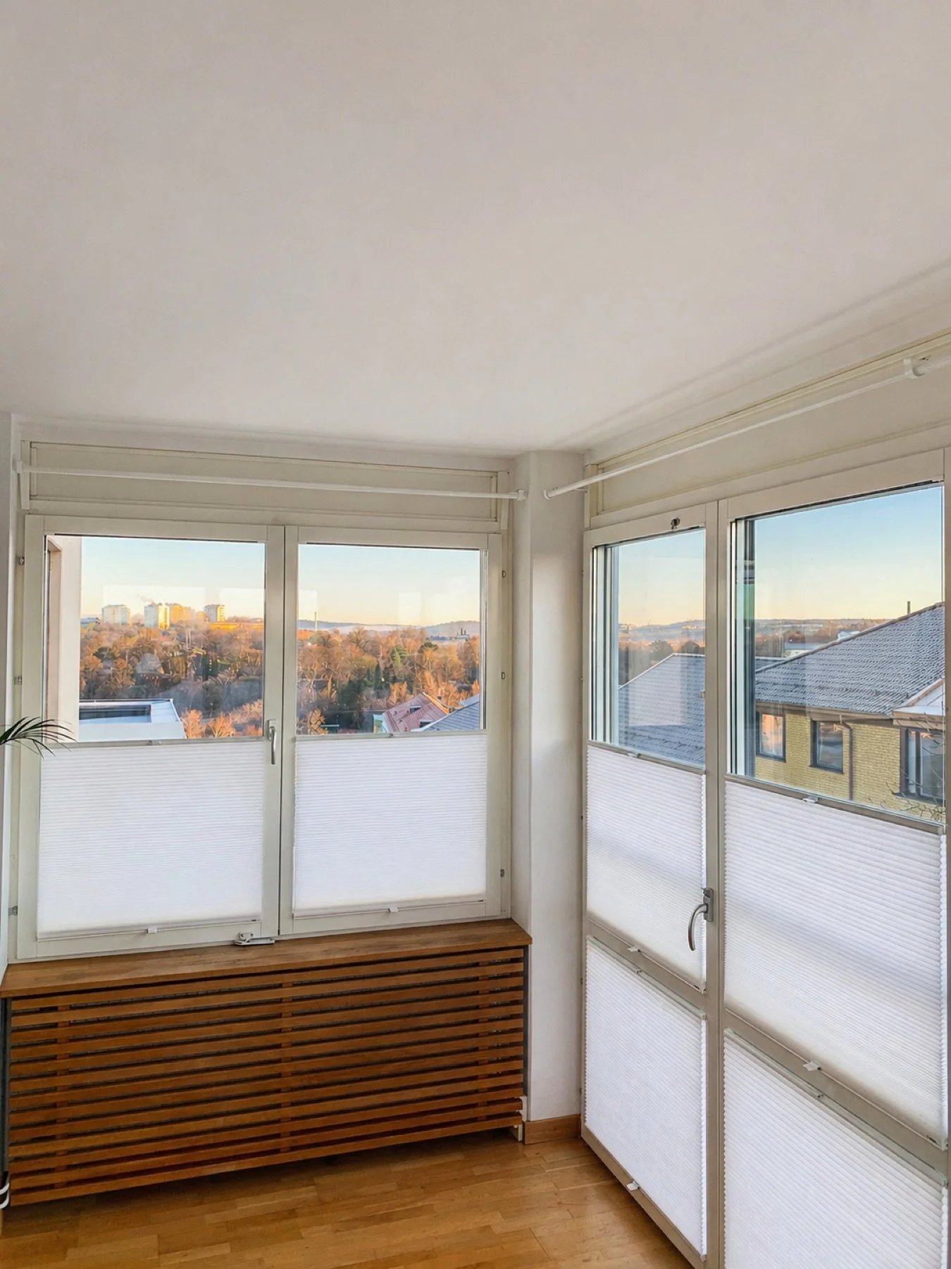 Plisségardiner från Umbra i hörnfönster, monterade av Solskyddsinredarna i Göteborg