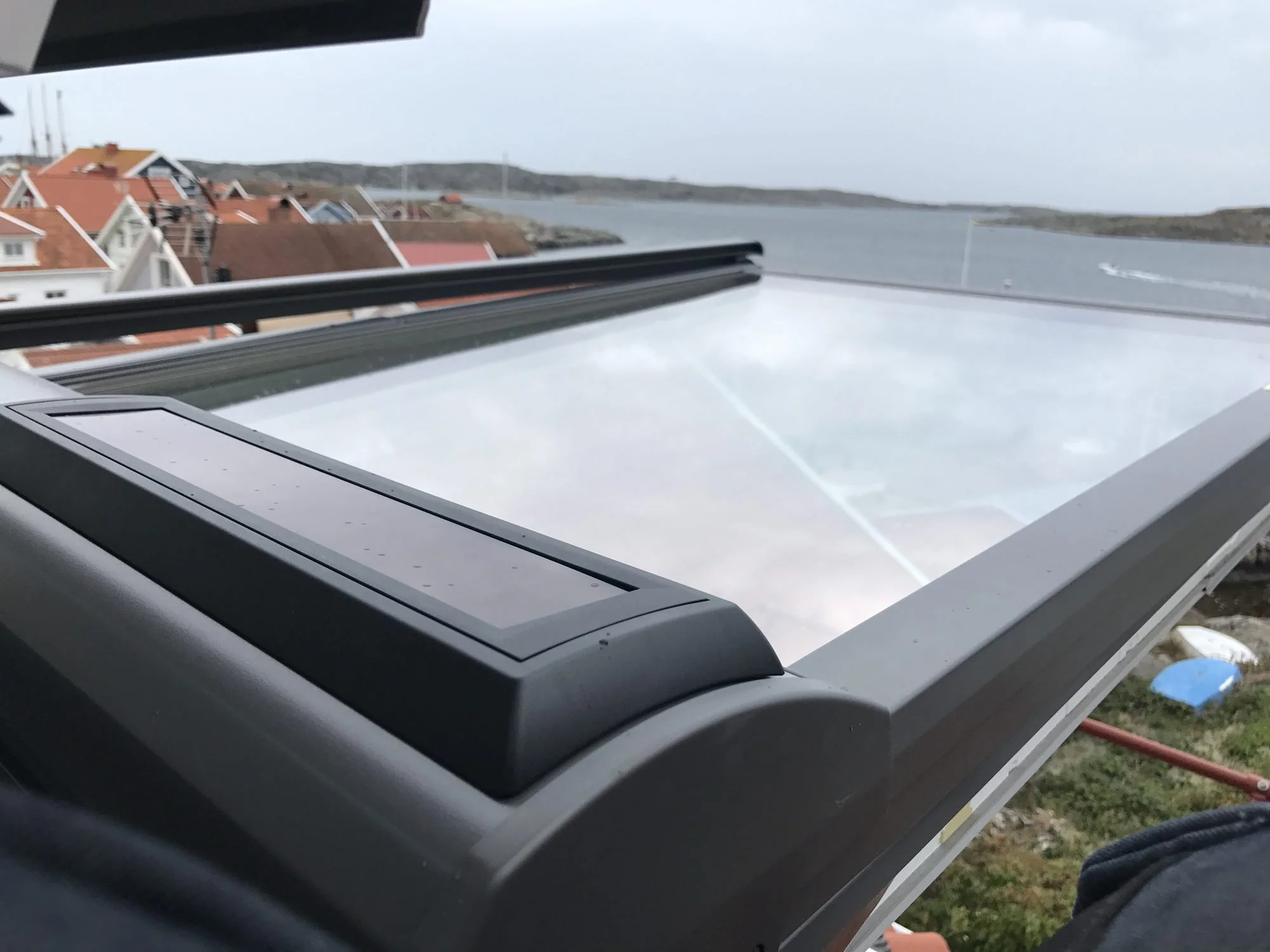 Velux-markis på takfönster med utsikt över vattnet i Edshultshall, Orust