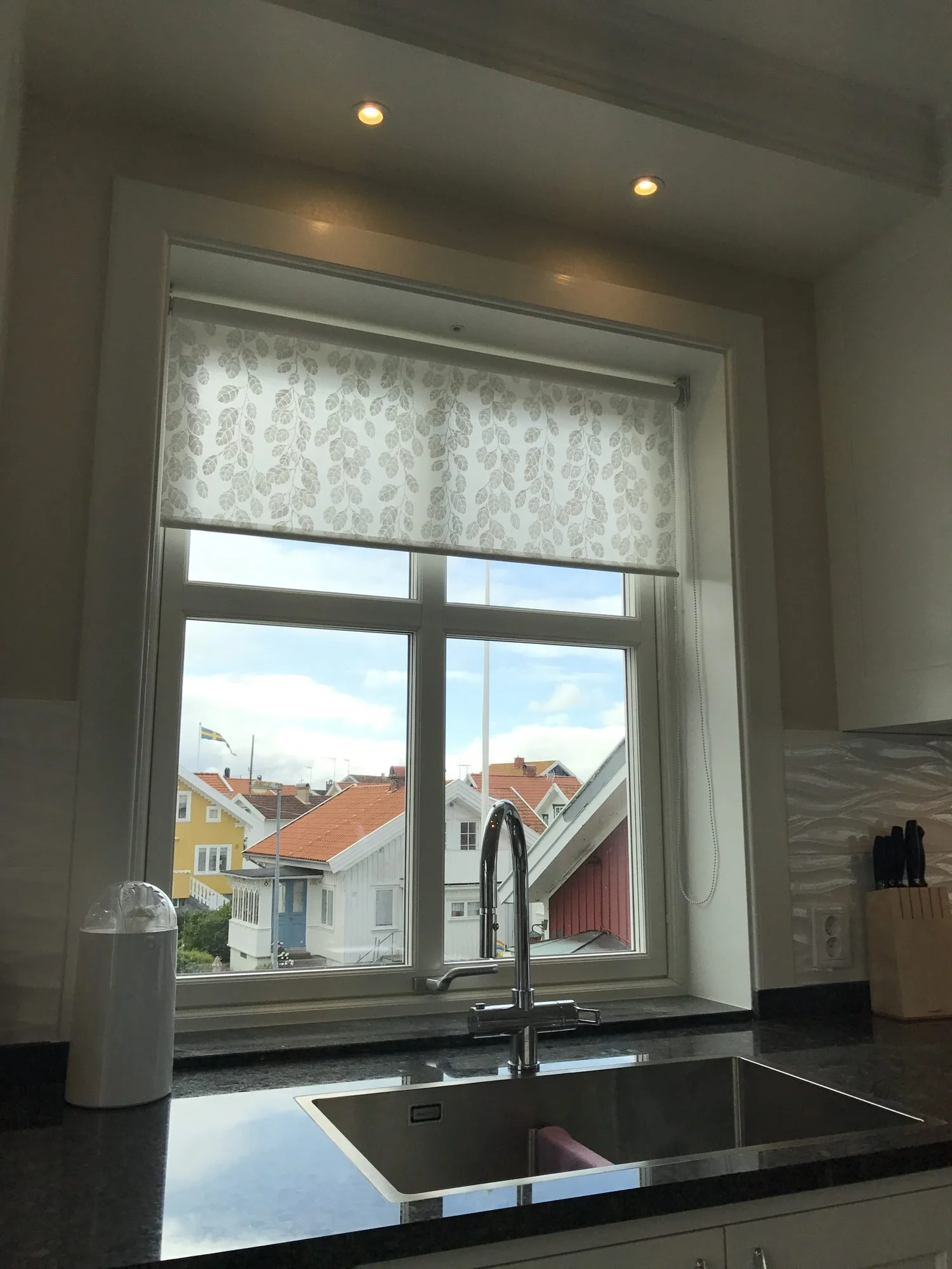 Mönstrad rullgardin i köksfönster i Edshultshall, Orust