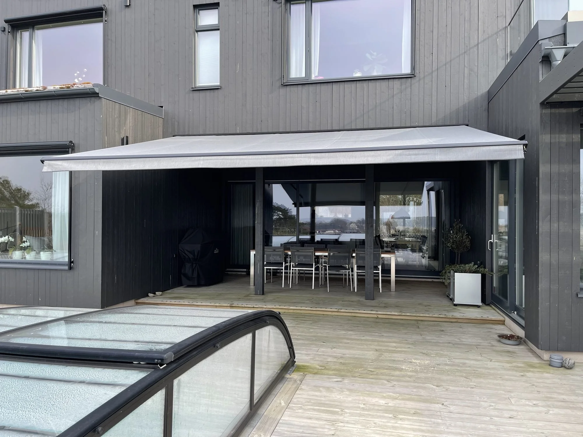 Terrassmarkis över altanen vid poolen i Nolvik, Torslanda