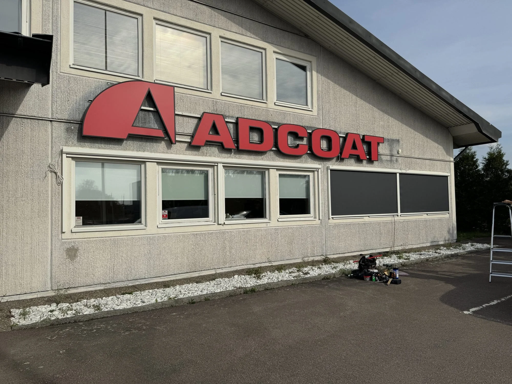 Zipmarkiser på kontorsfasaden hos Adcoat i Kungälv