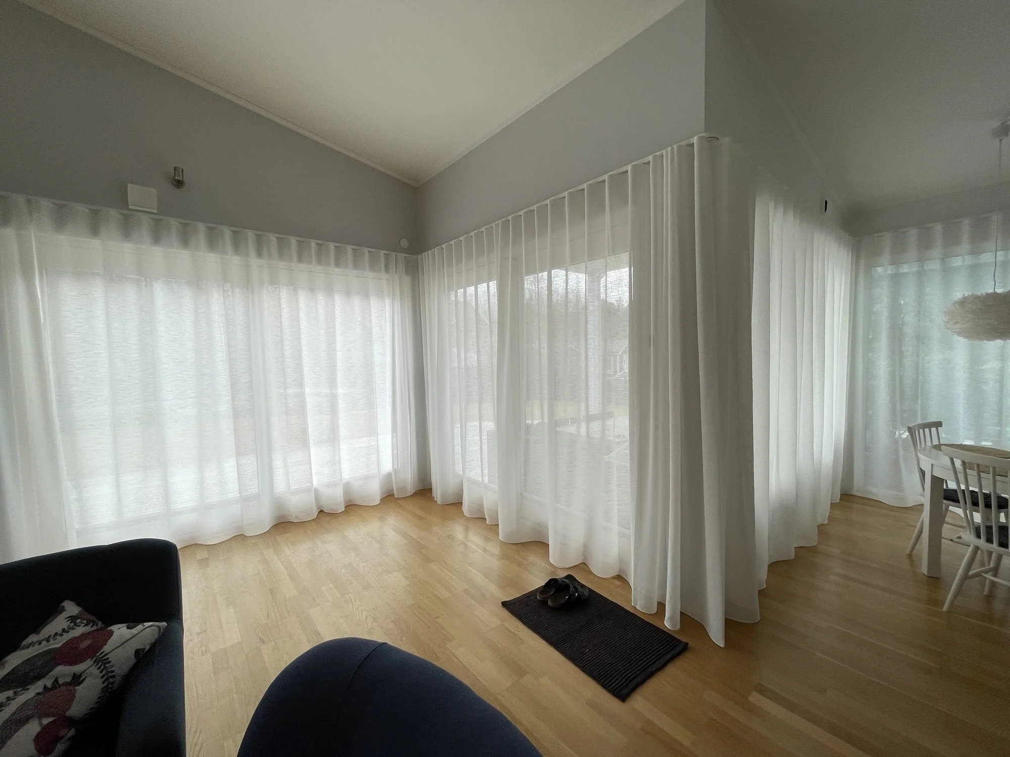 Skira wavegardiner längs glaspartier i vardagsrum i Andalen, Torslanda