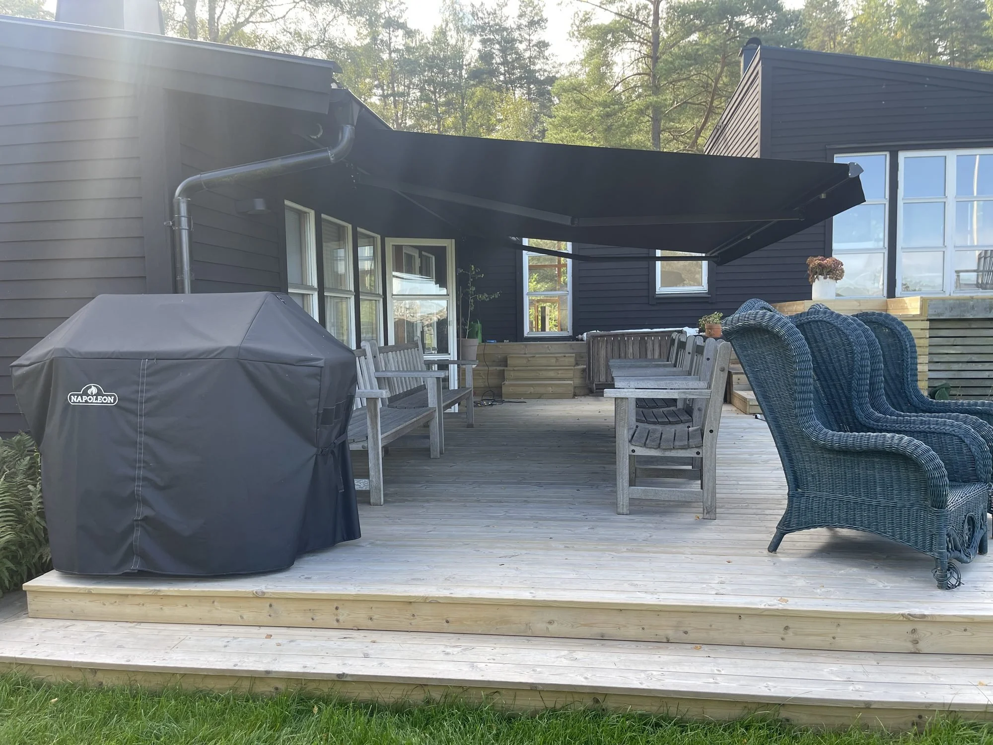 Terrassmarkis över altanen på en villa i Tjuvkil, Kungälv